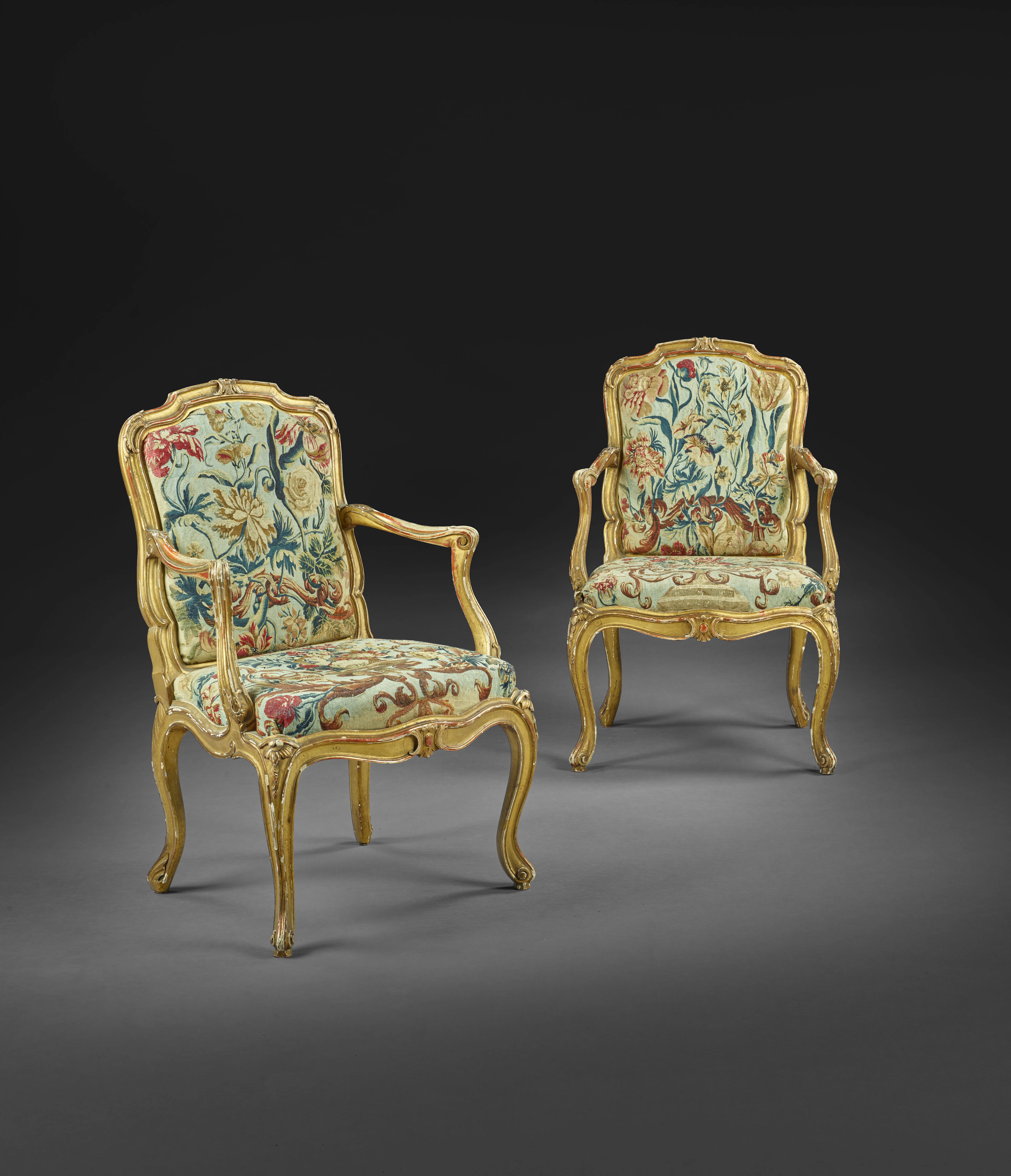 PAIRE DE FAUTEUILS À CHÂSSIS DE STYLE LOUIS XV