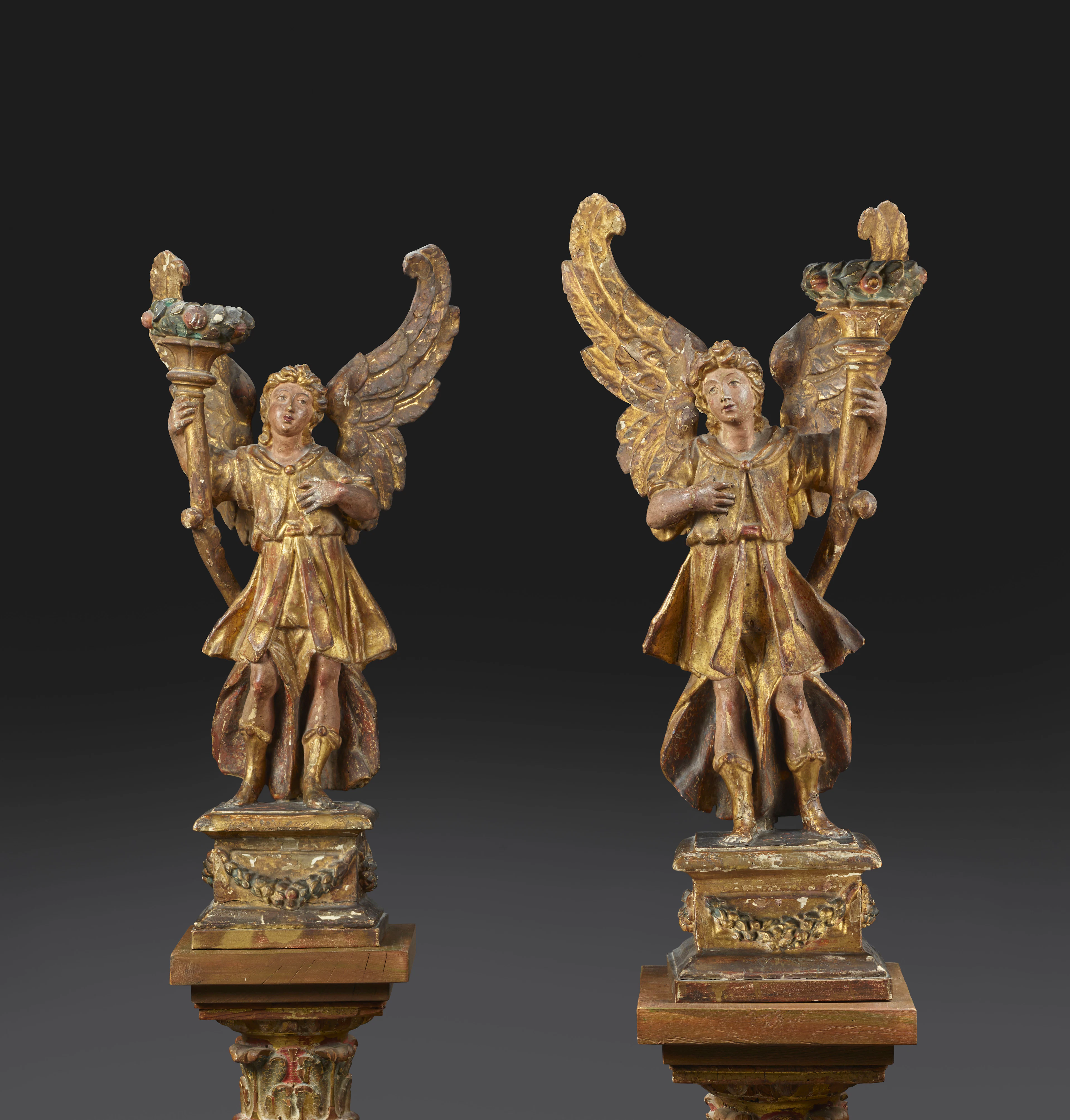 PAIRE DE TORCHÈRES EN BOIS PEINT POLYCHROME ET DORÉ SOUS LA FORME D'ANGES