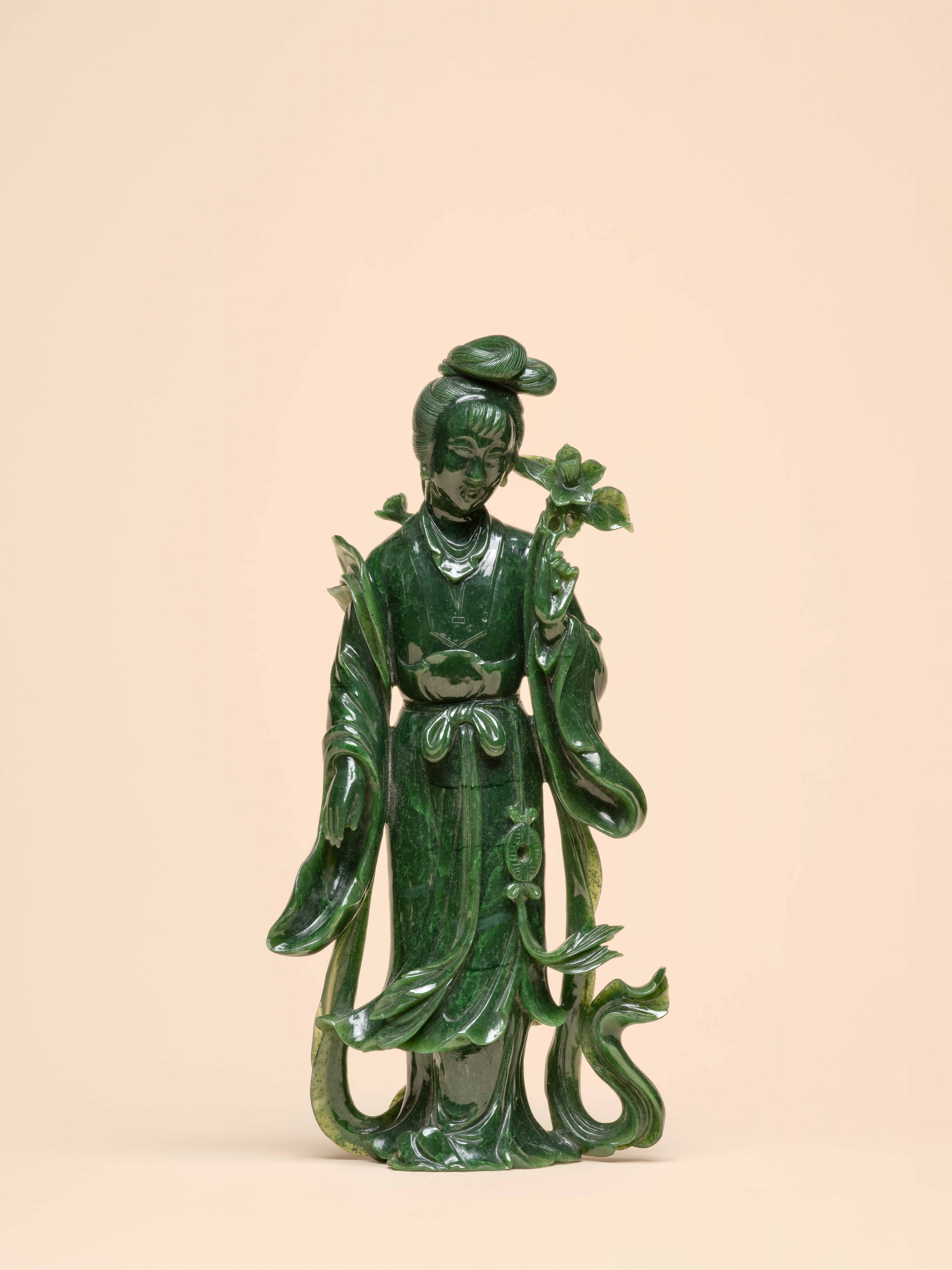 STATUETTE DE FEMME EN JADE VERT ÉPINARD, Chine, XXe siècle