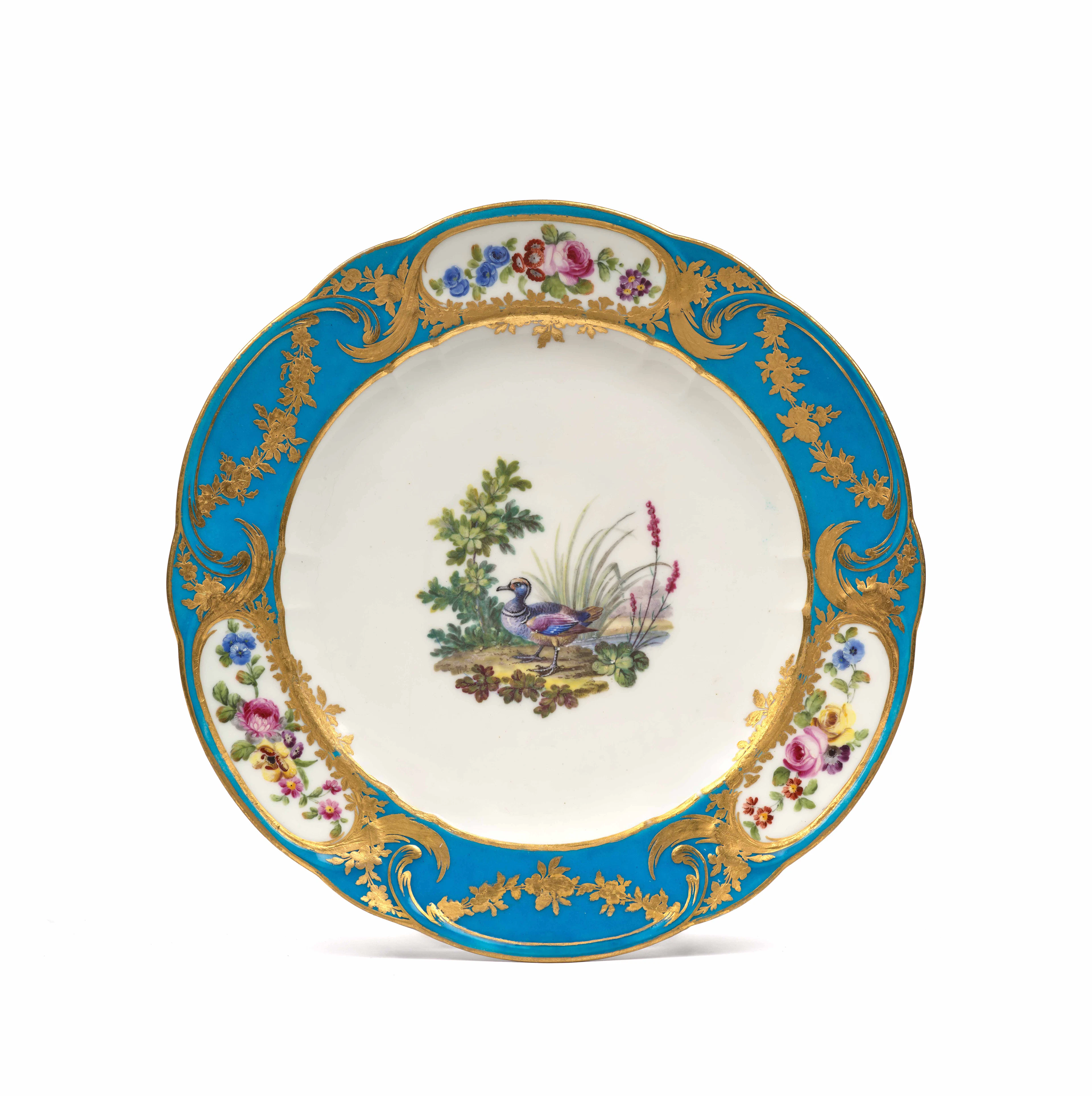 ASSIETTE À PALME EN PORCELAINE TENDRE DE SÈVRES DU XVIIIe SIÈCLE, DATÉE 1768