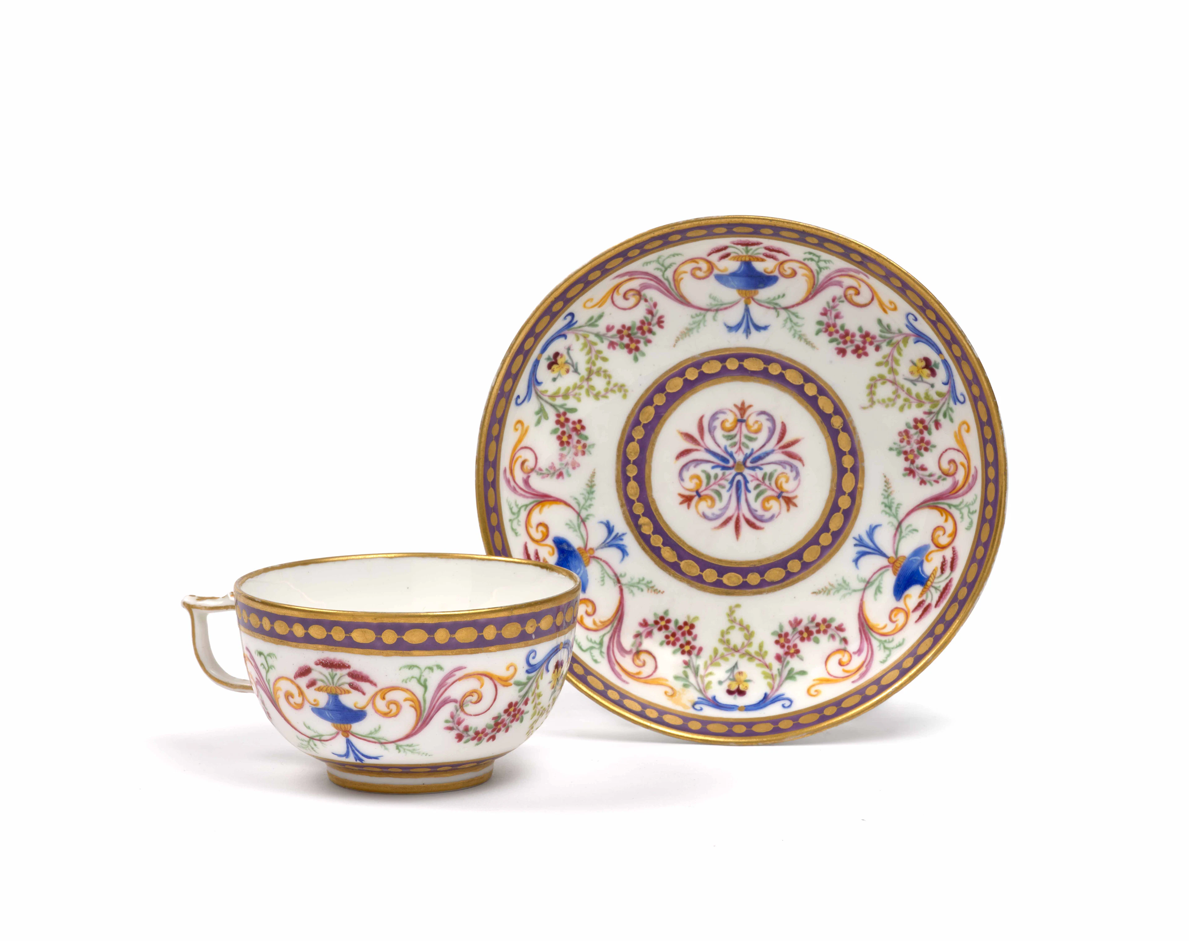 TASSE À THÉ ET SA SOUCOUPE EN PORCELAINE TENDRE DE SÈVRES DU XVIIIe