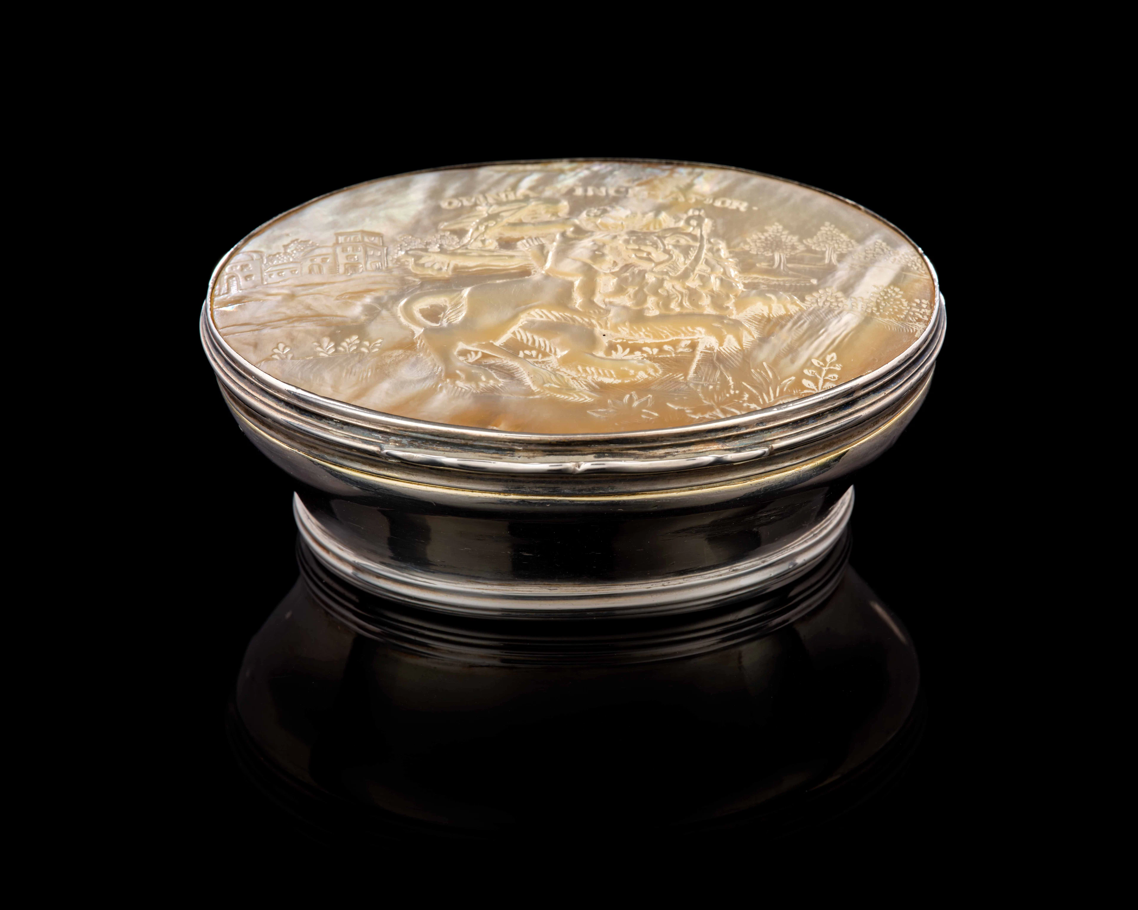 - TABATIÈRE OVALE EN ARGENT ET NACRE, PAYS-BAS, VERS 1740