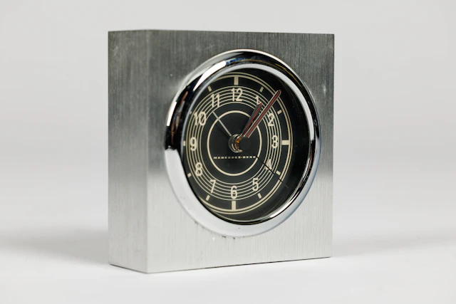 Mercedes–Benz – Alarm clock No reserve