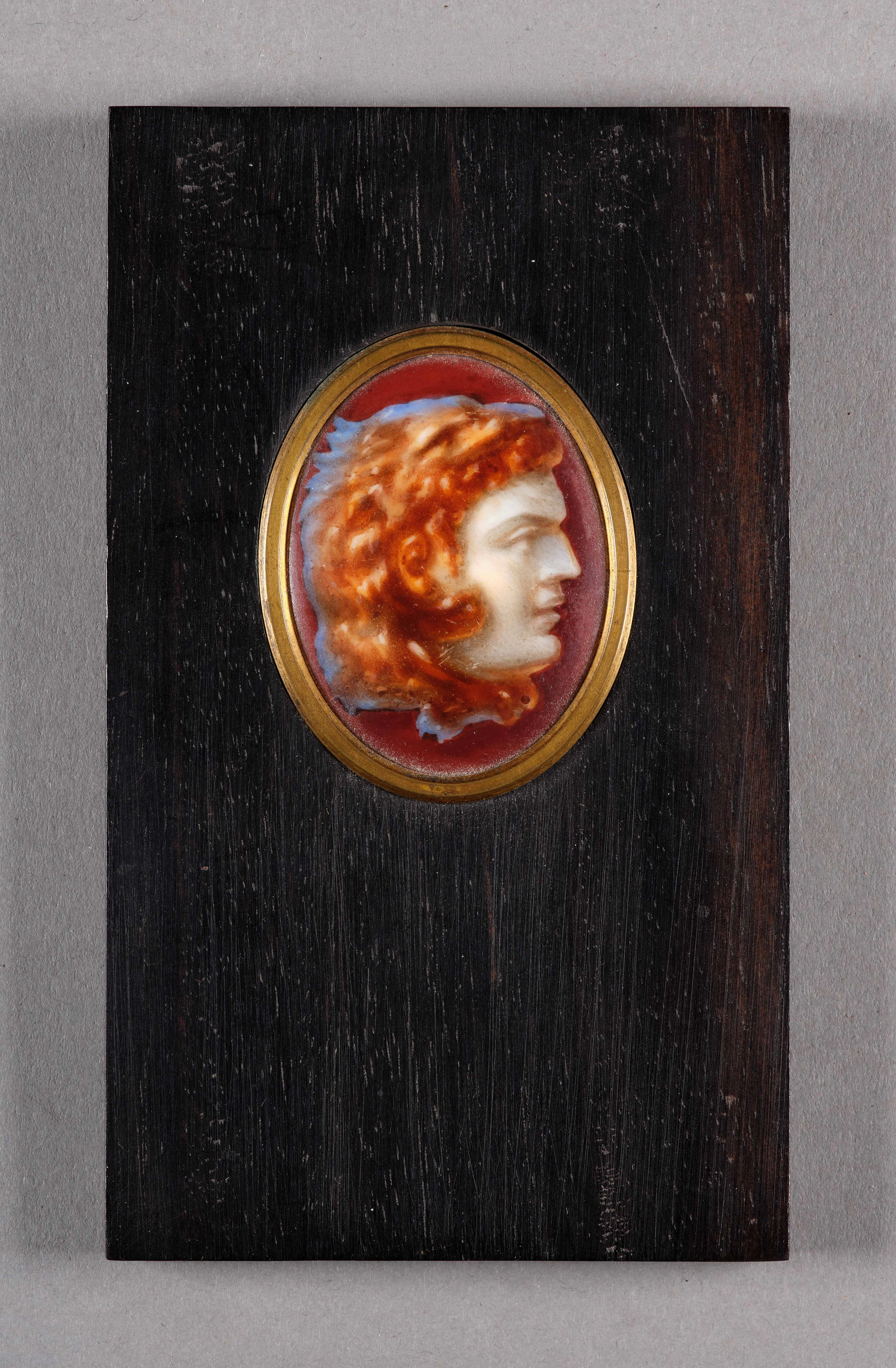 Médaillon ovale en porcelaine de Paris du XIXe siècle