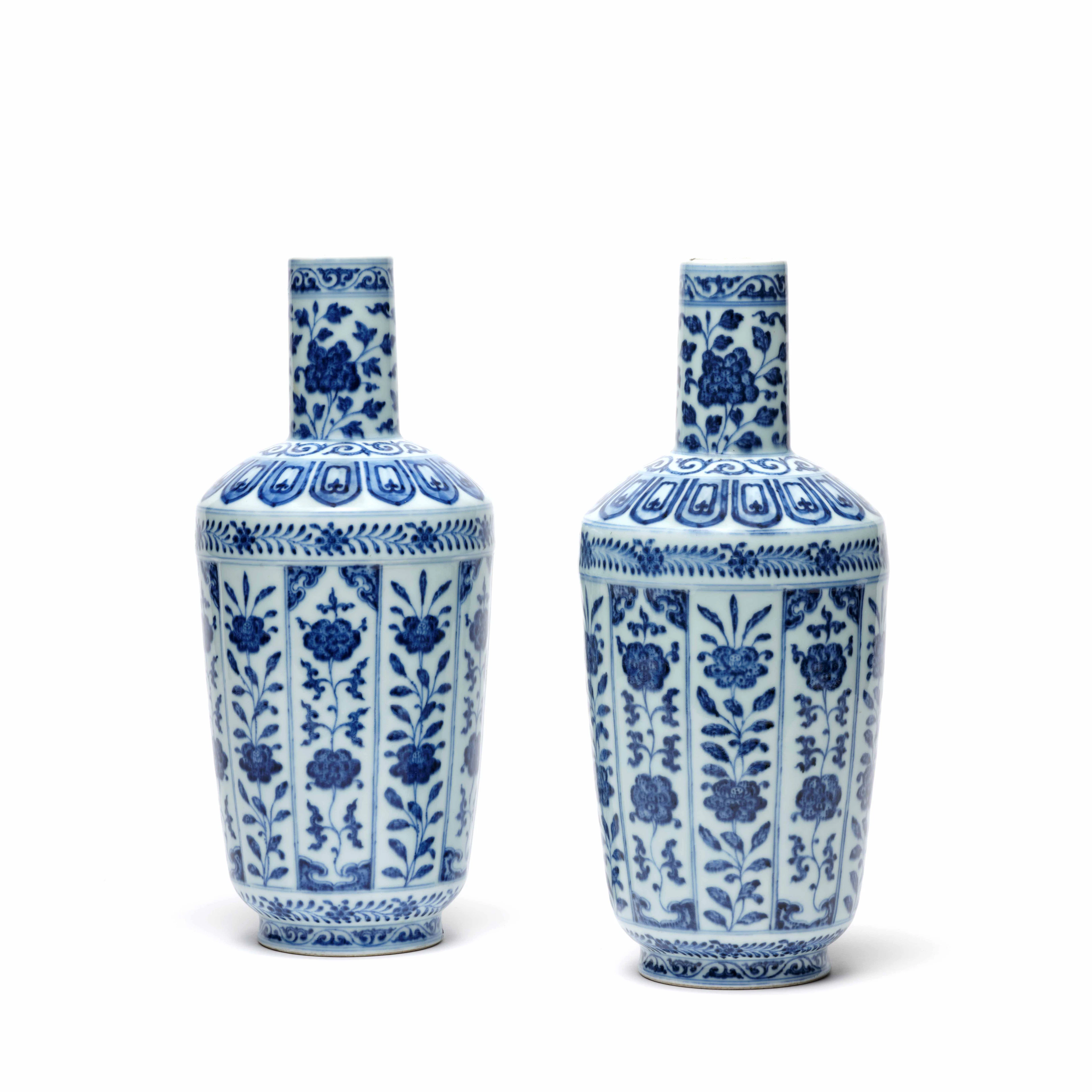 RARE PAIRE DE VASES BOUTEILLES EN PORCELAINE BLEU BLANC, Chine, dynastie