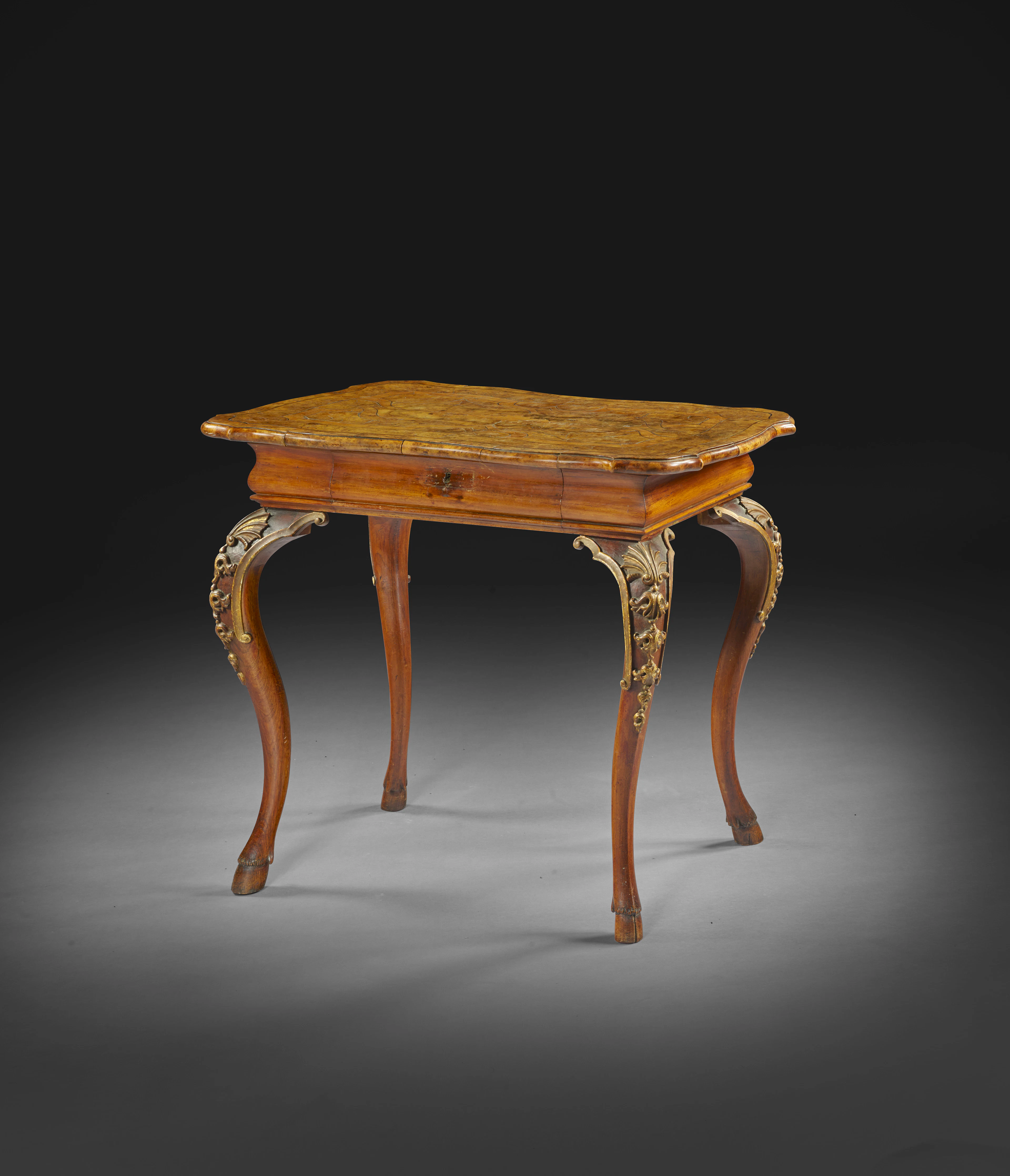 TABLE DE SALON, TRAVAIL ALLEMAND DE LA PREMIÈRE MOITIÉ DU XVIIIe SIÈCLE