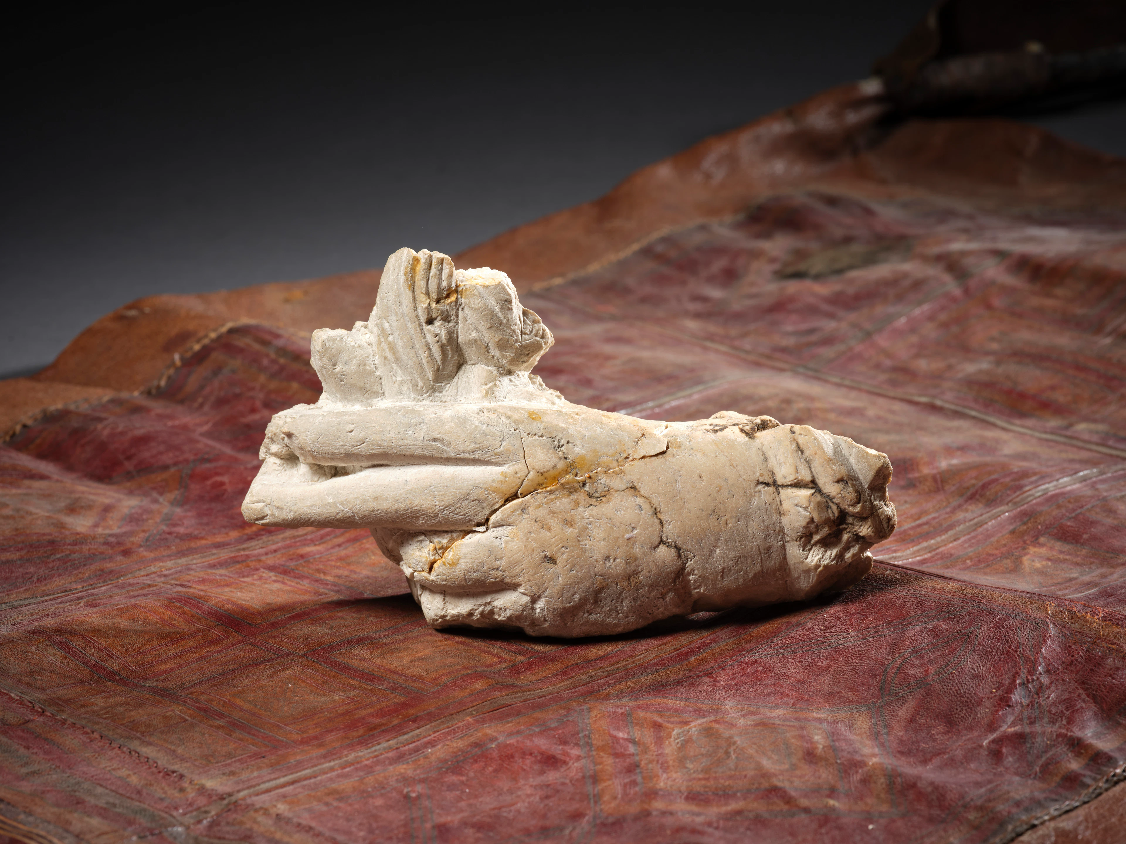 FRAGMENT DE MAIN SCULPTÉE AYANT APPARTENU À JEAN MERMOZ ÉVOQUANT SES