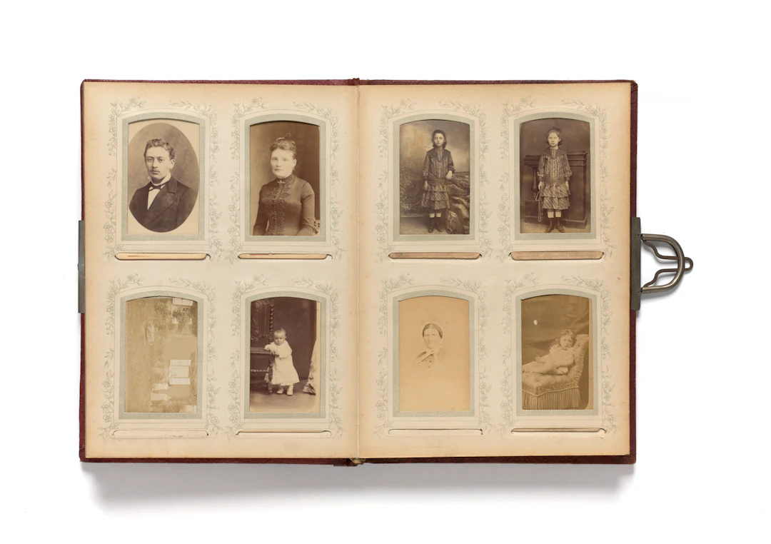 ÉMOUVANT ALBUM DE PHOTOGRAPHIES FAMILIALES DE JEAN MERMOZ