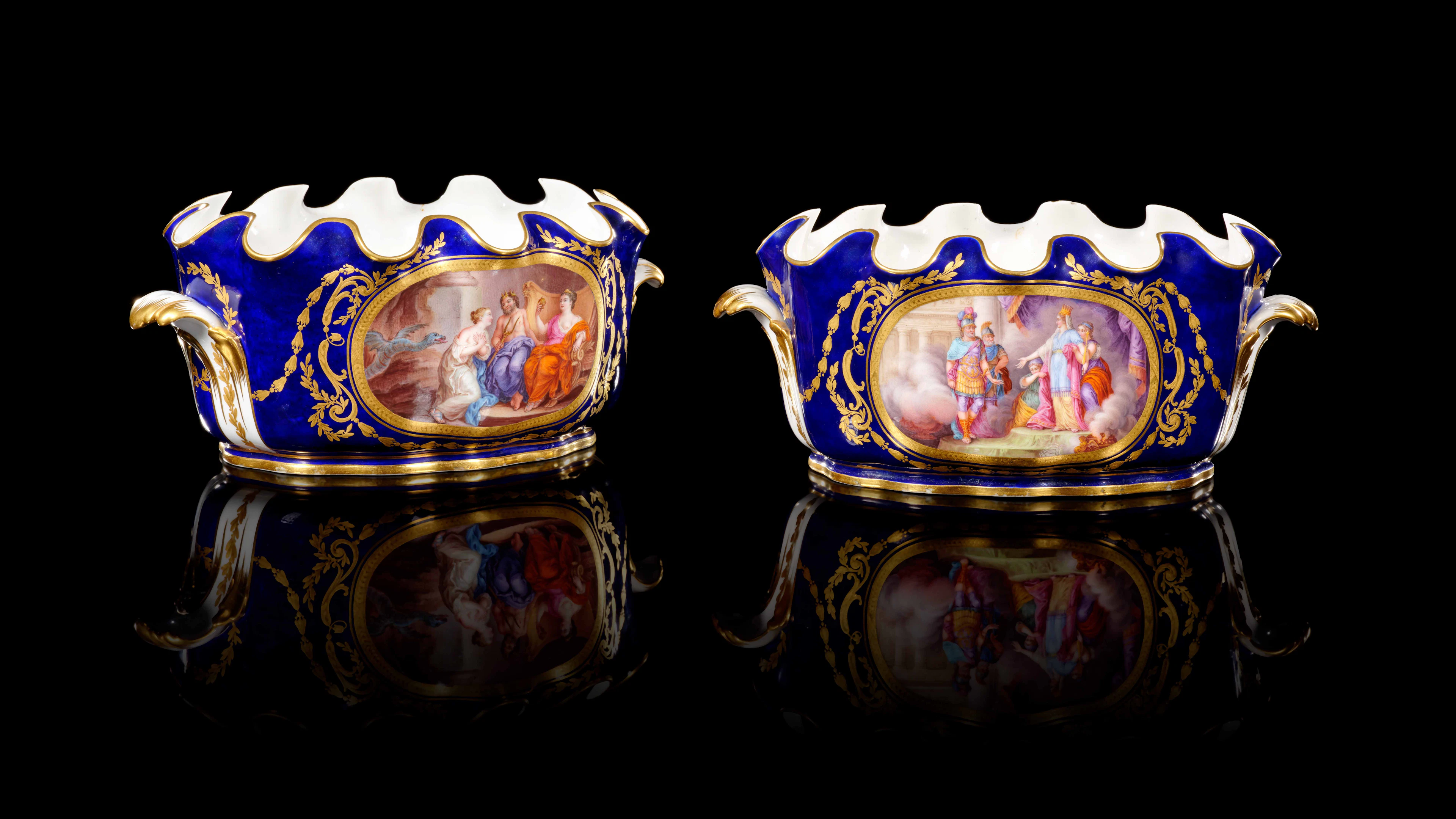 DEUX SEAUX OVALES CRÉNELÉS EN PORCELAINE DE SÈVRES DU XVIIIe SIÈCLE