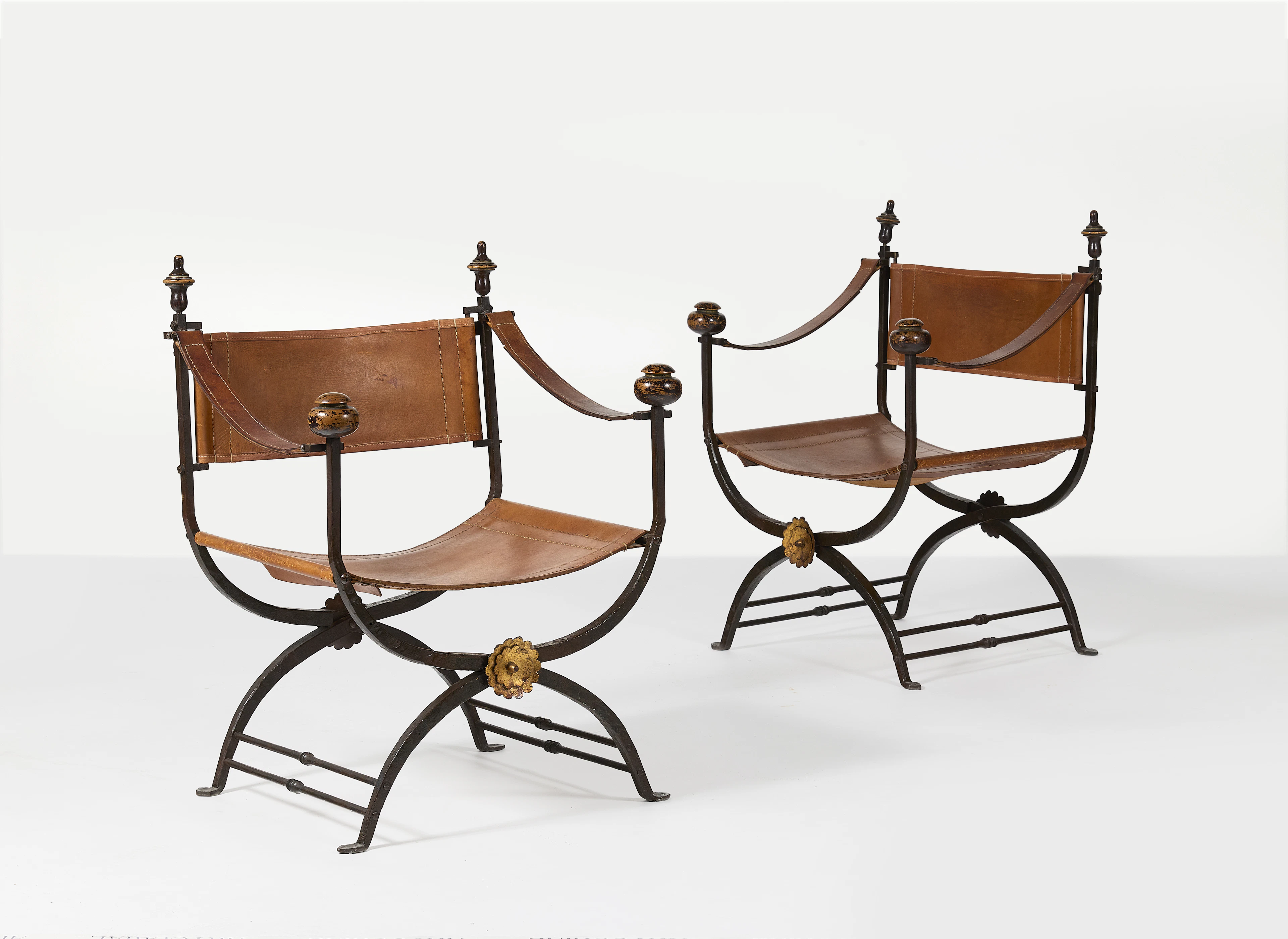 TRAVAIL ITALIEN Paire de fauteuils curules – circa 1960