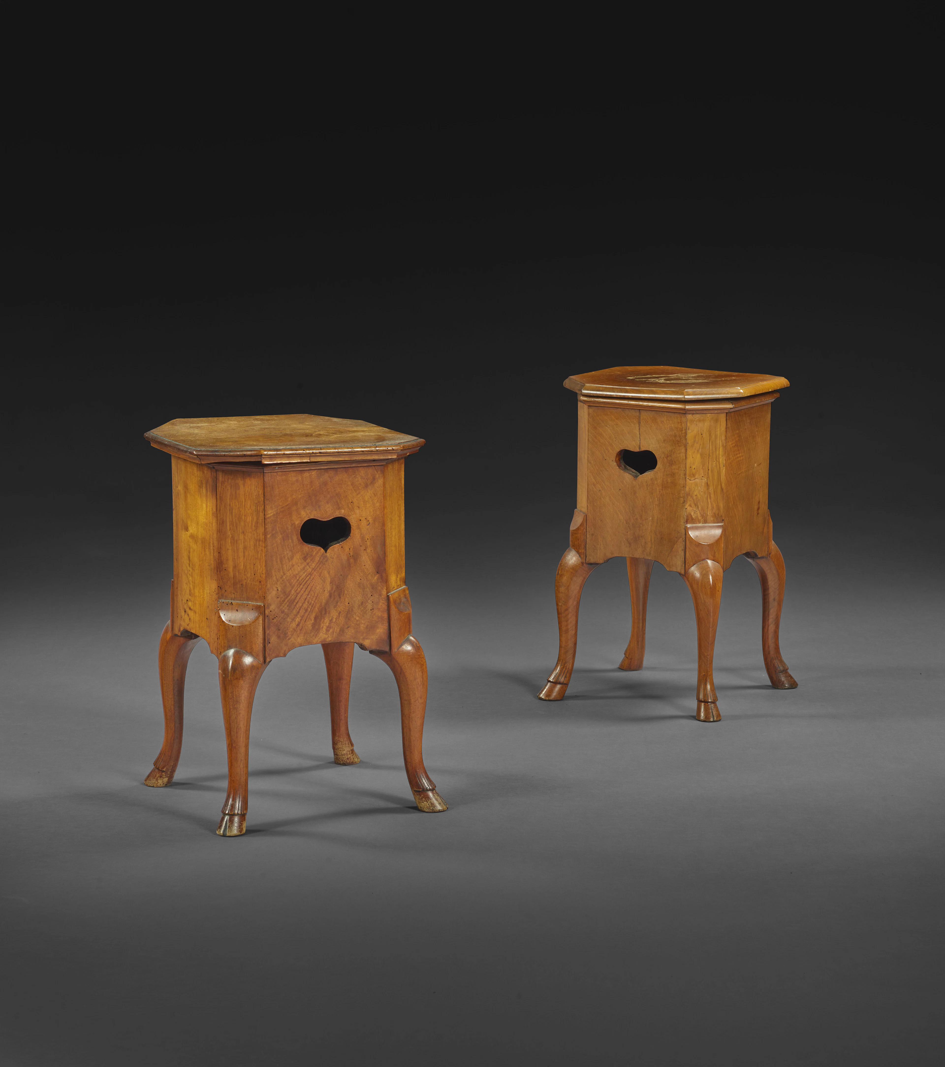 DEUX TABLES D'APPOINT SUISSES DITES "TEESTOOF" FORMANT PAIRE, MILIEU