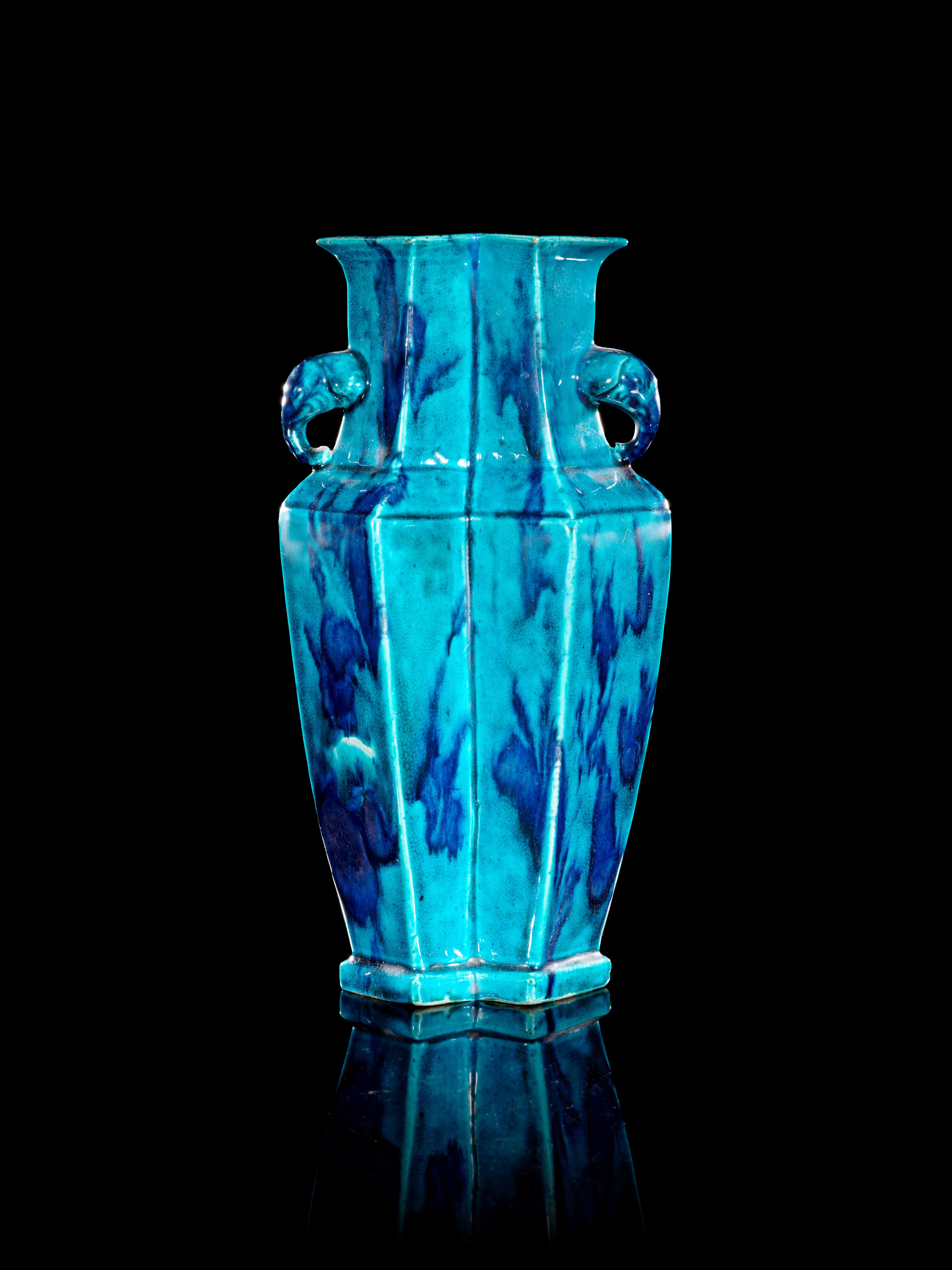 DOUBLE VASE EN BISCUIT ÉMAILLÉ TURQUOISE ET AUBERGINE