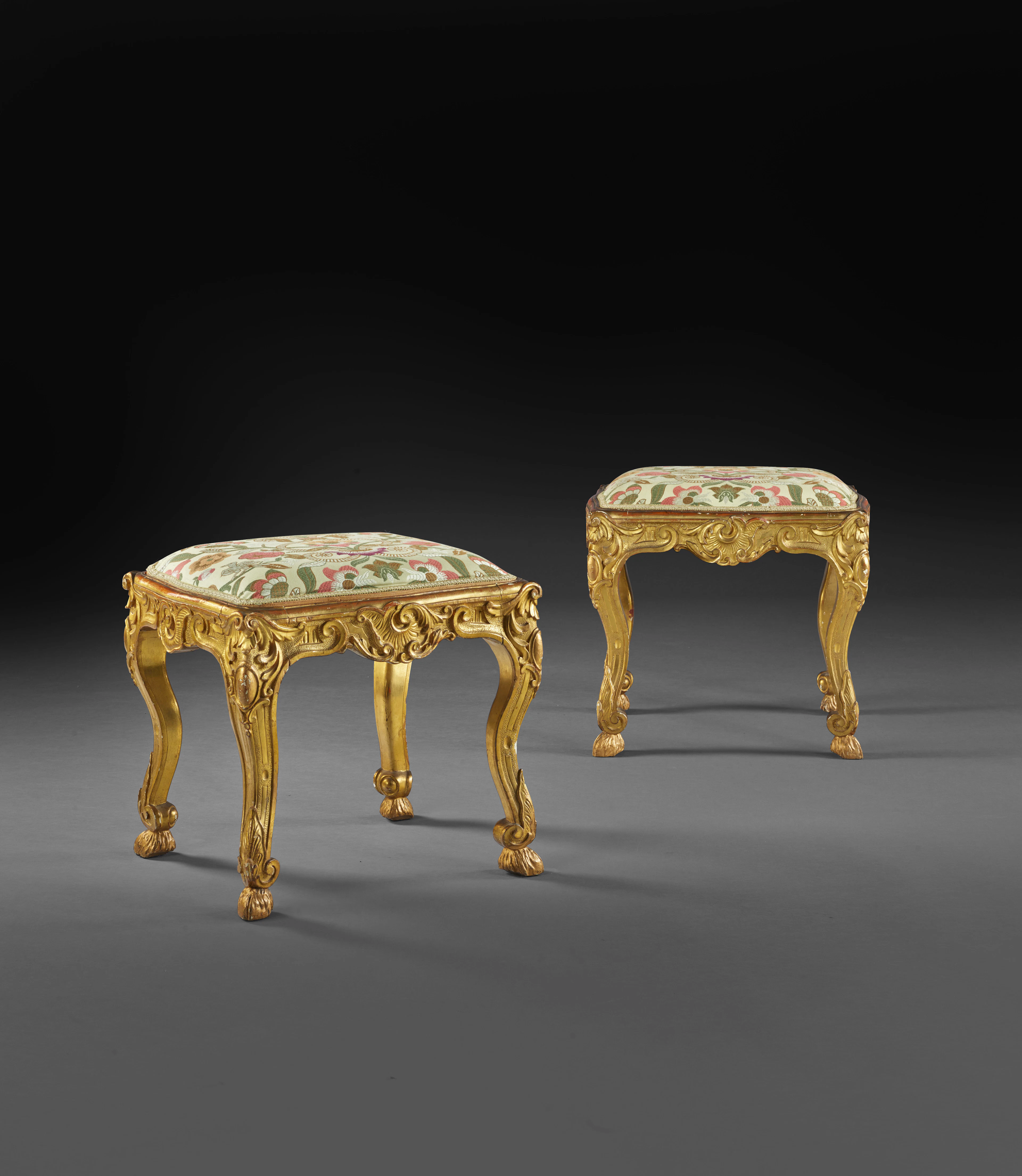 PAIRE DE TABOURETS DE STYLE ROCOCO