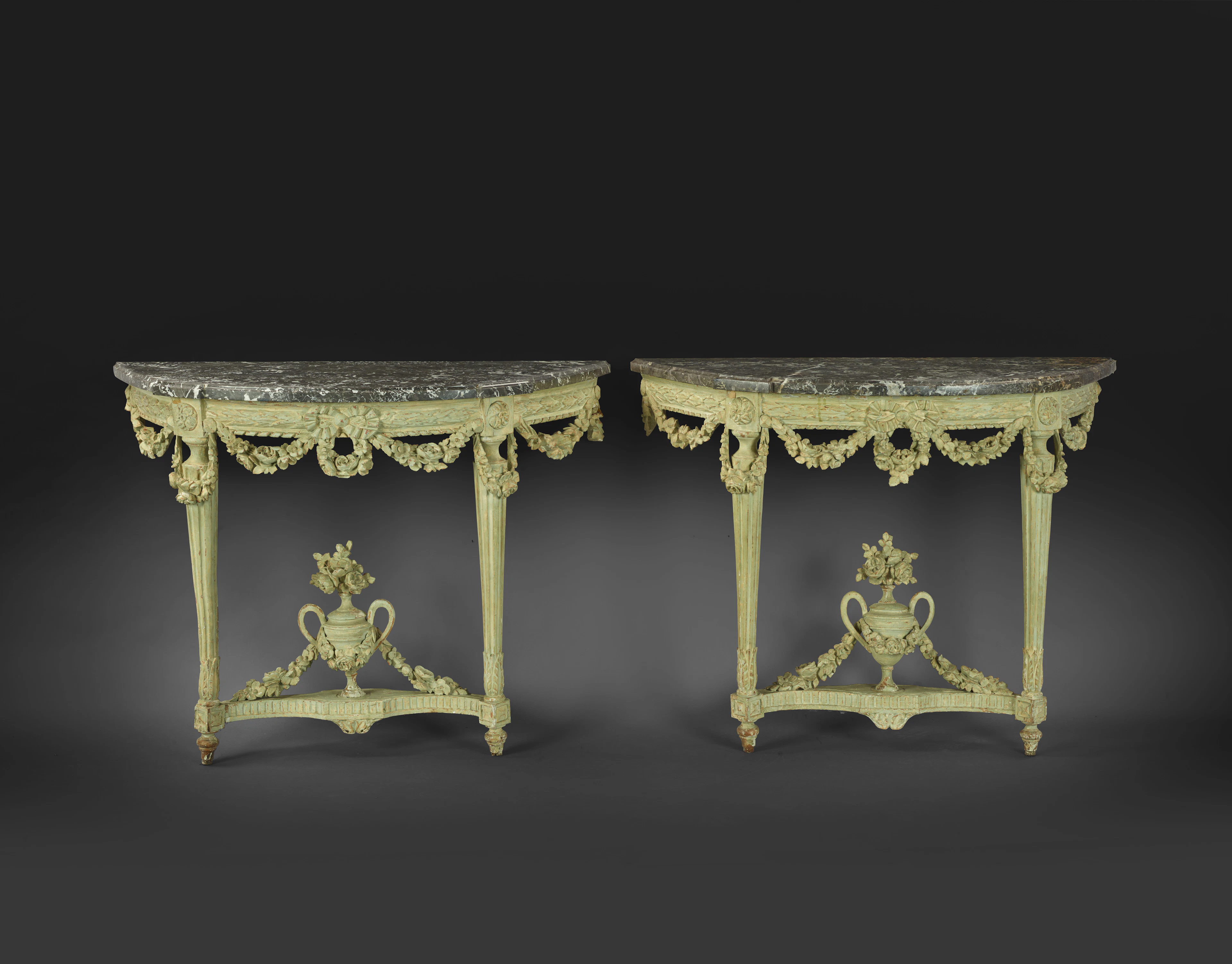 PAIRE DE CONSOLES DEMI-LUNE D'ÉPOQUE LOUIS XVI