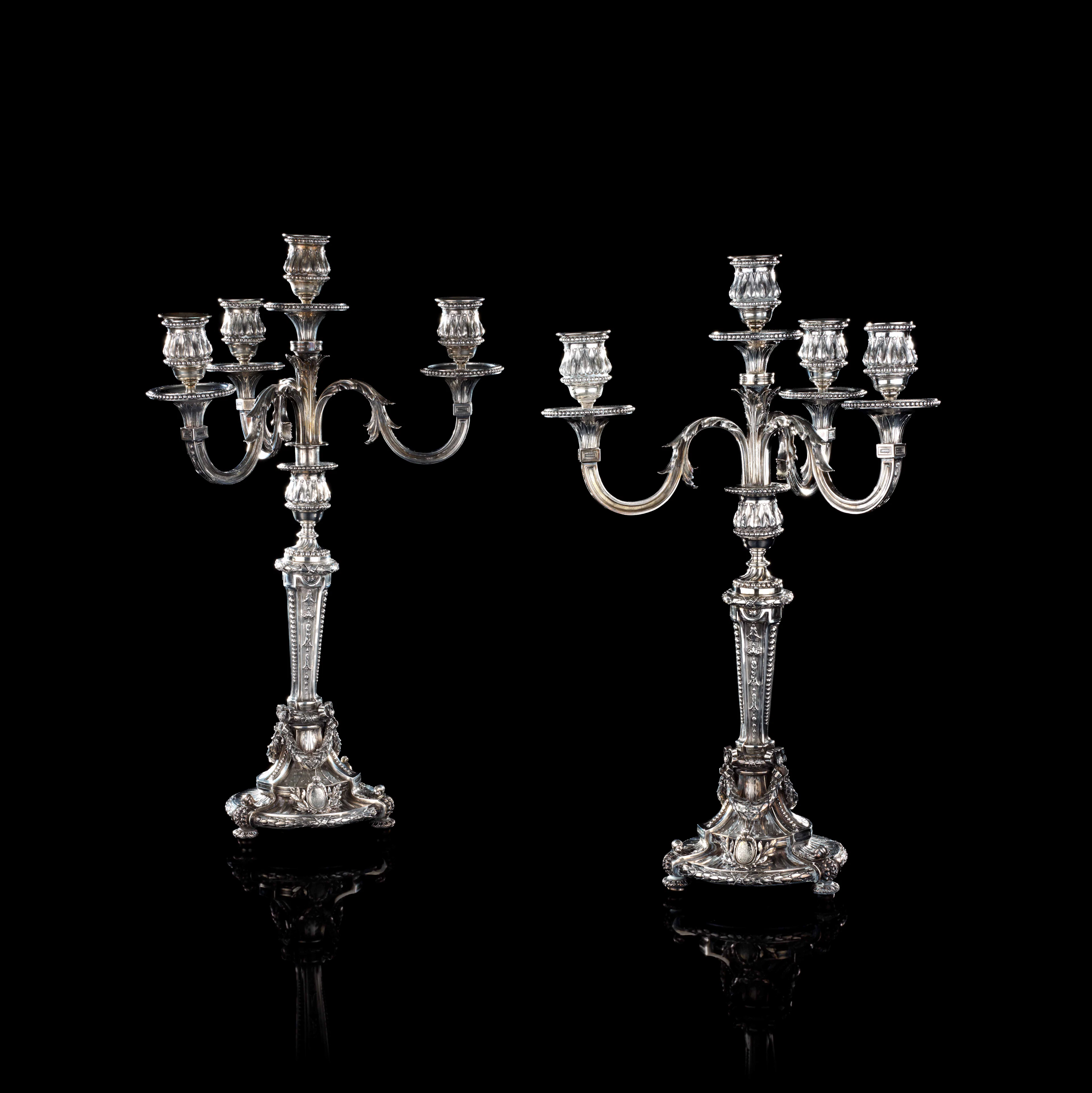 PAIRE DE GRANDS CHANDELIERS À QUATRE BRAS DE LUMIÈRE EN ARGENT