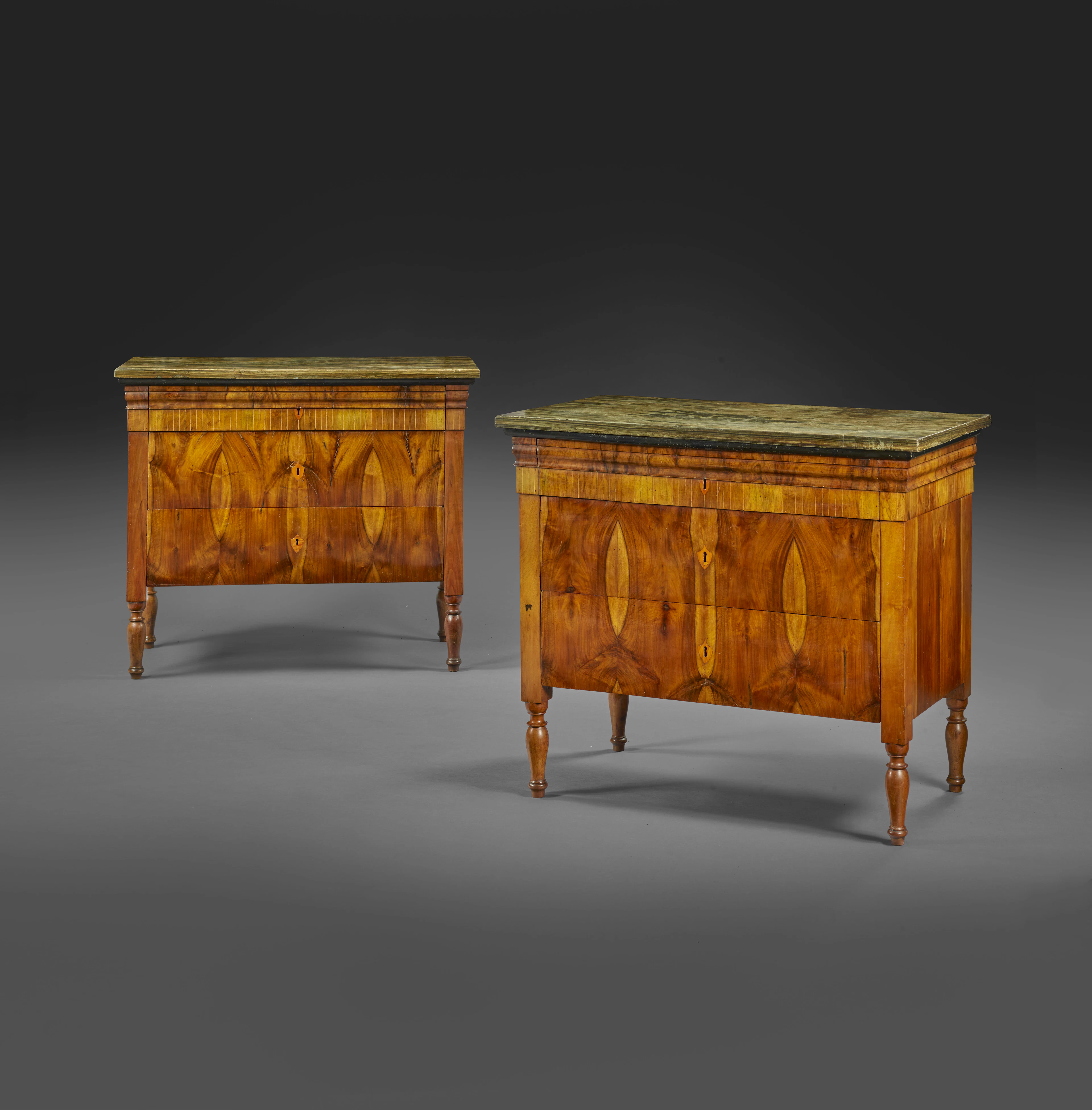 PAIRE DE COMMODES ITALIENNES D'ÉPOQUE NÉOCLASSIQUE, VERS 1820