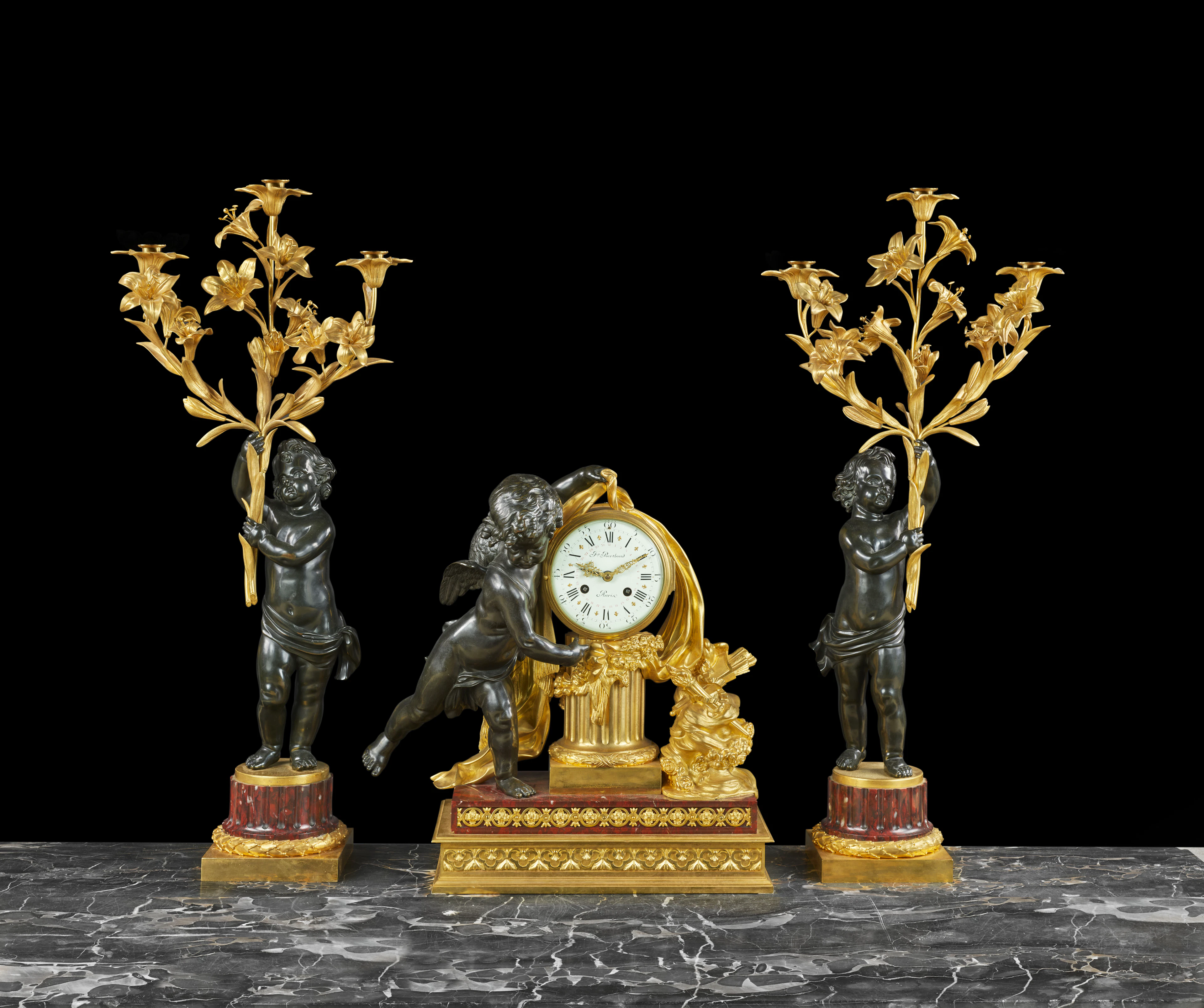 GARNITURE DE CHEMINÉE DE STYLE LOUIS XVI