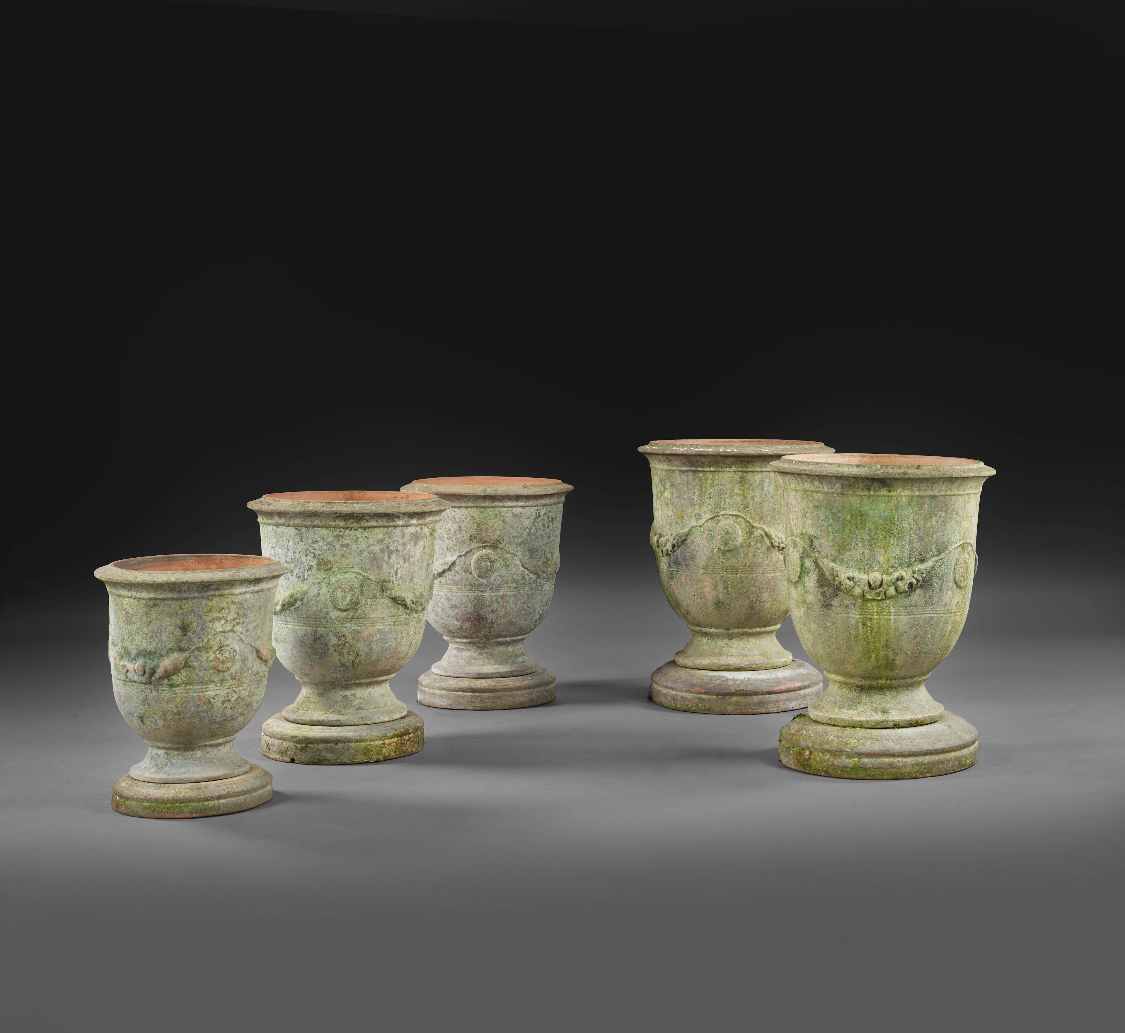 ANDUZE SUITE DE CINQ VASES DE JARDIN, TRAVAIL MODERNE