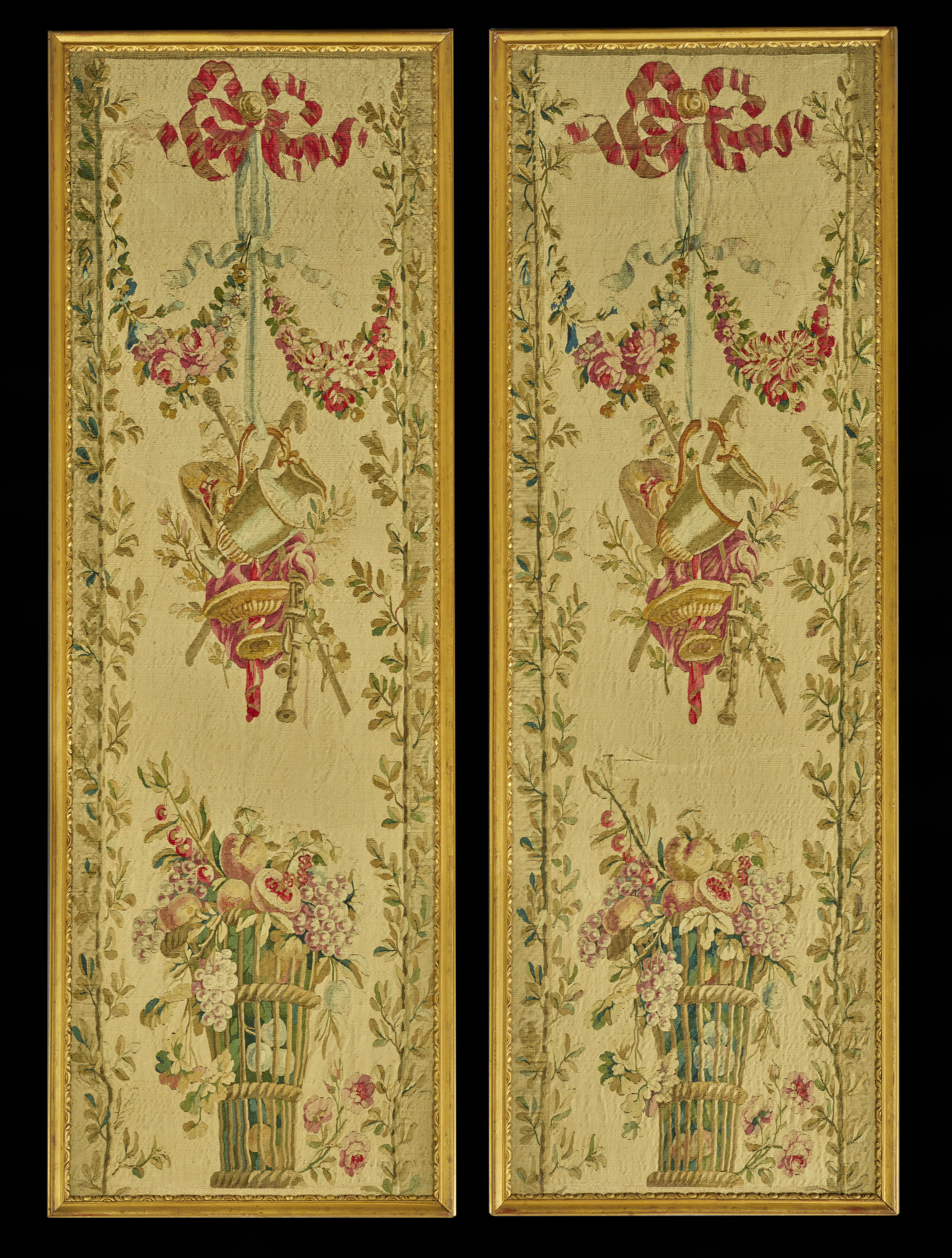 PAIRE DE PANNEAUX D'AUBUSSON DE LA FIN DU XVIIIe SIÈCLE