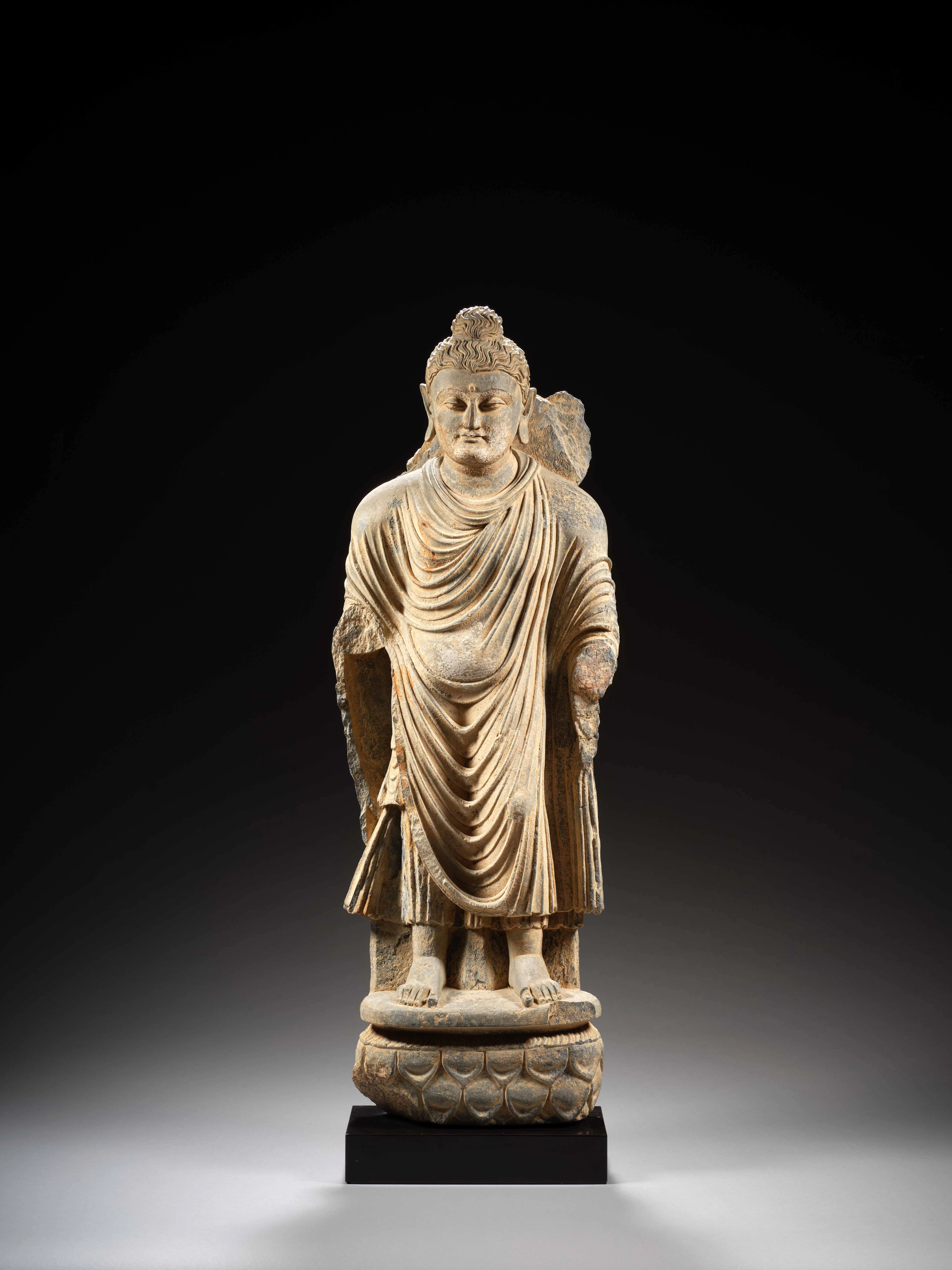 STATUE DE BOUDDHA EN SCHISTE GRIS, Art grécobouddhique du Gandhara