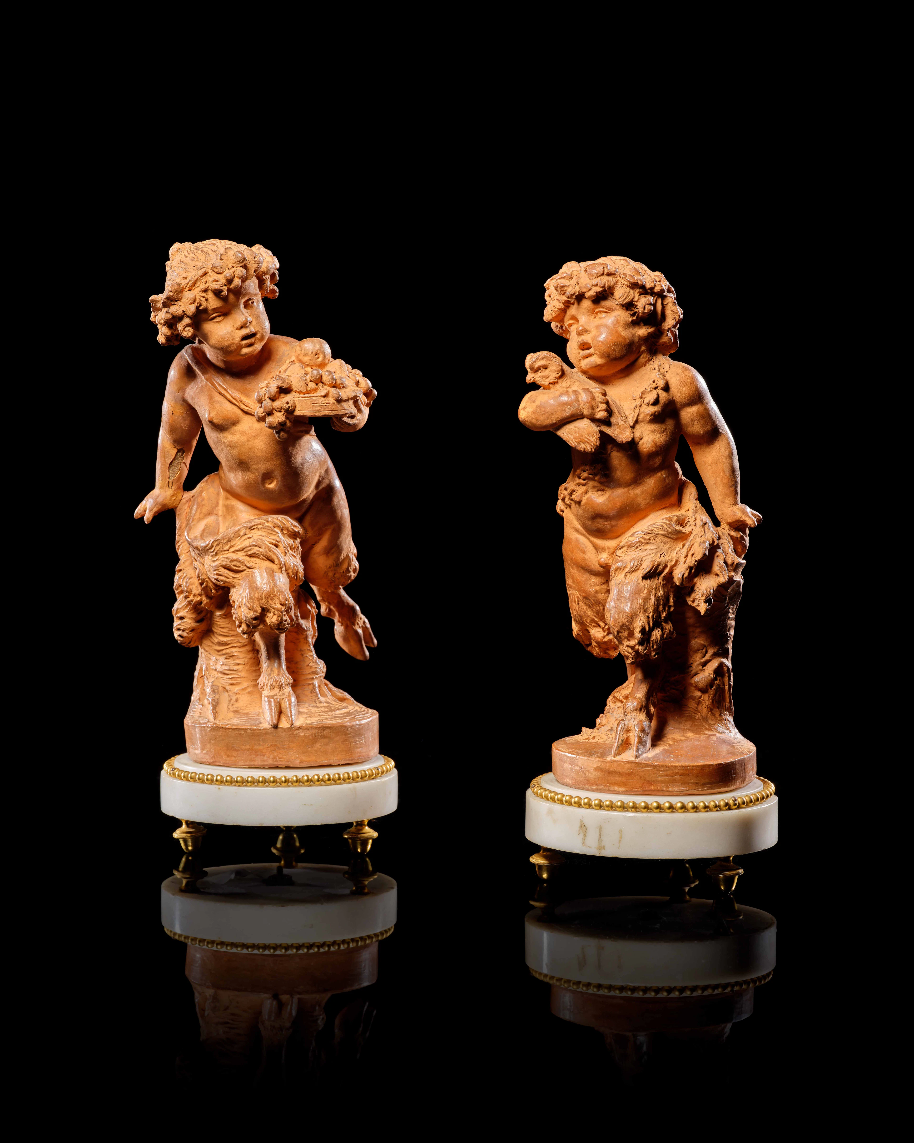 PAIRE DE FIGURES EN TERRE CUITE REPRÉSENTANT SATYRE ENFANT COURANT