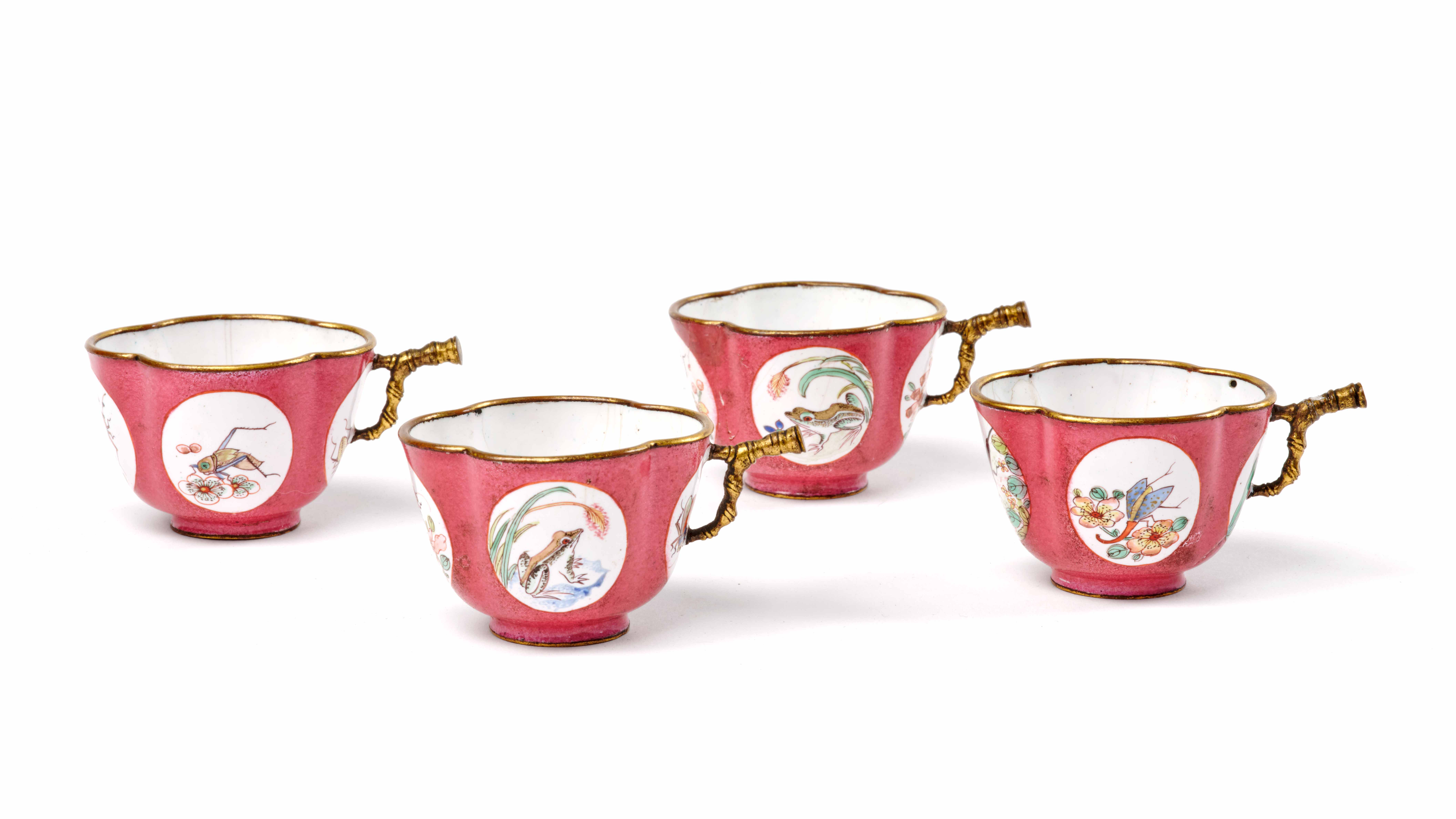 QUATRE PETITES TASSES EN CUIVRE DORÉ ET ÉMAUX PEINTS, Chine, dynastie