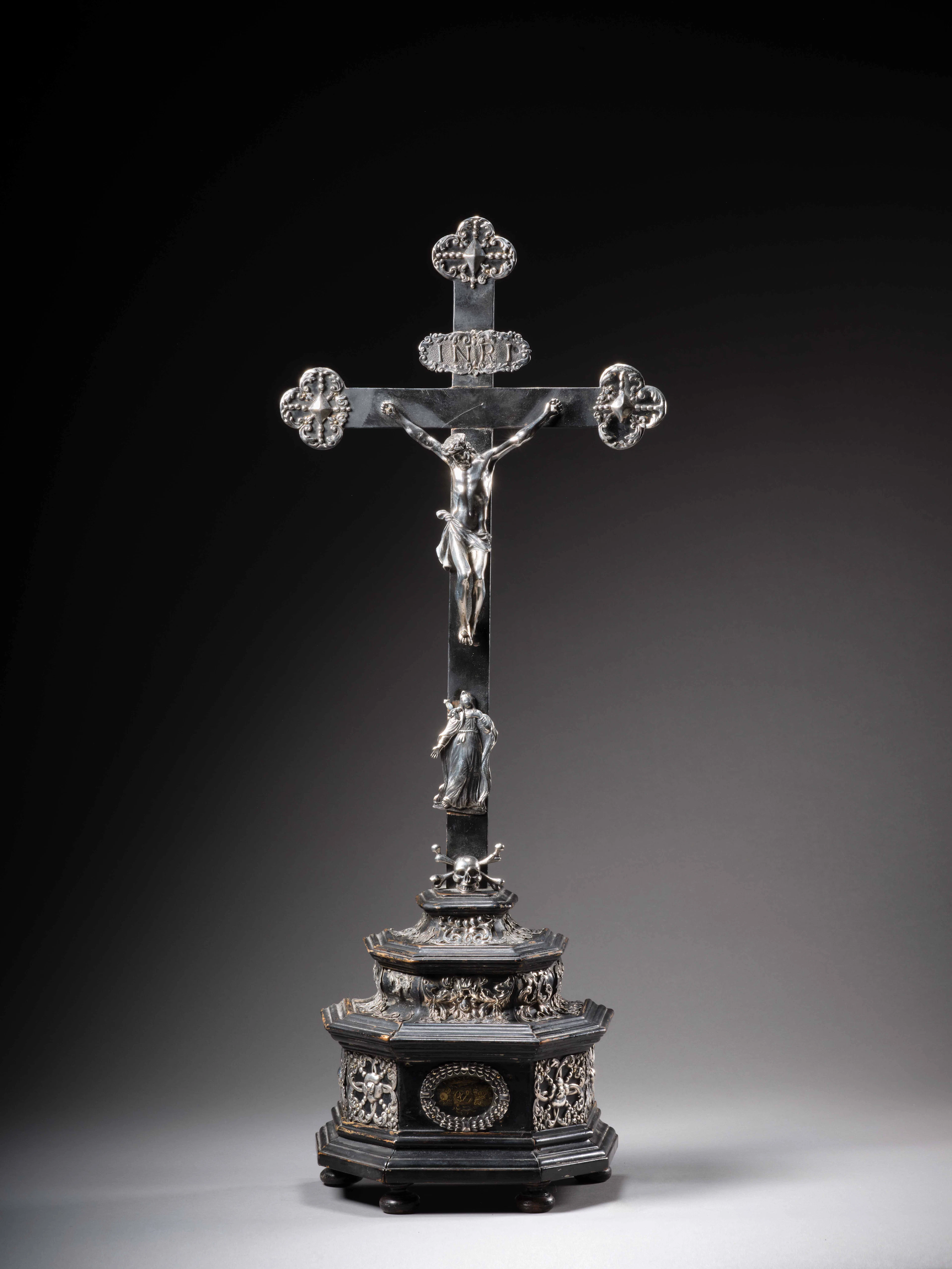 CRUCIFIX EN ARGENT ET BOIS NOIRCI