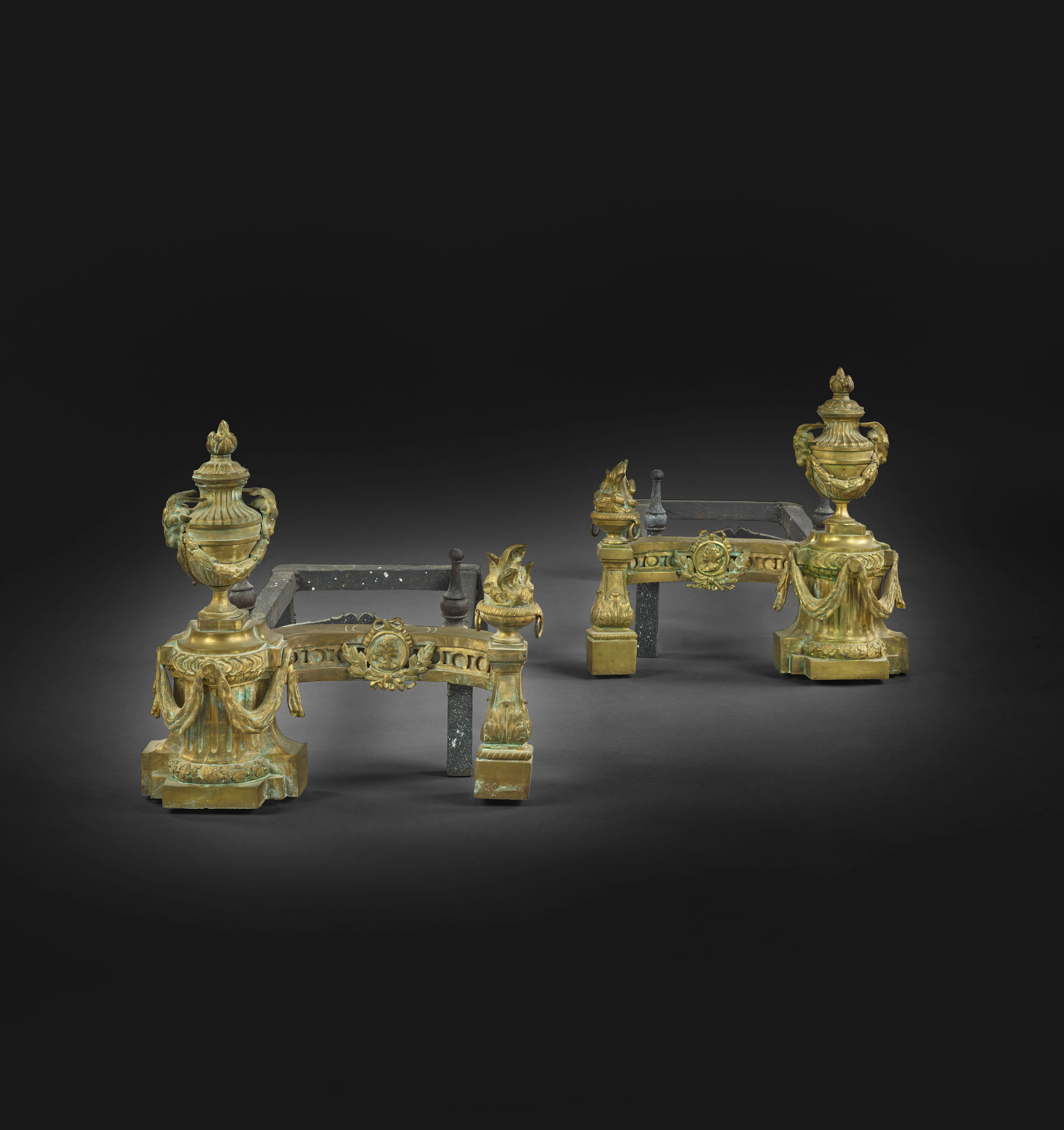 PAIRE DE CHENETS DE STYLE LOUIS XVI