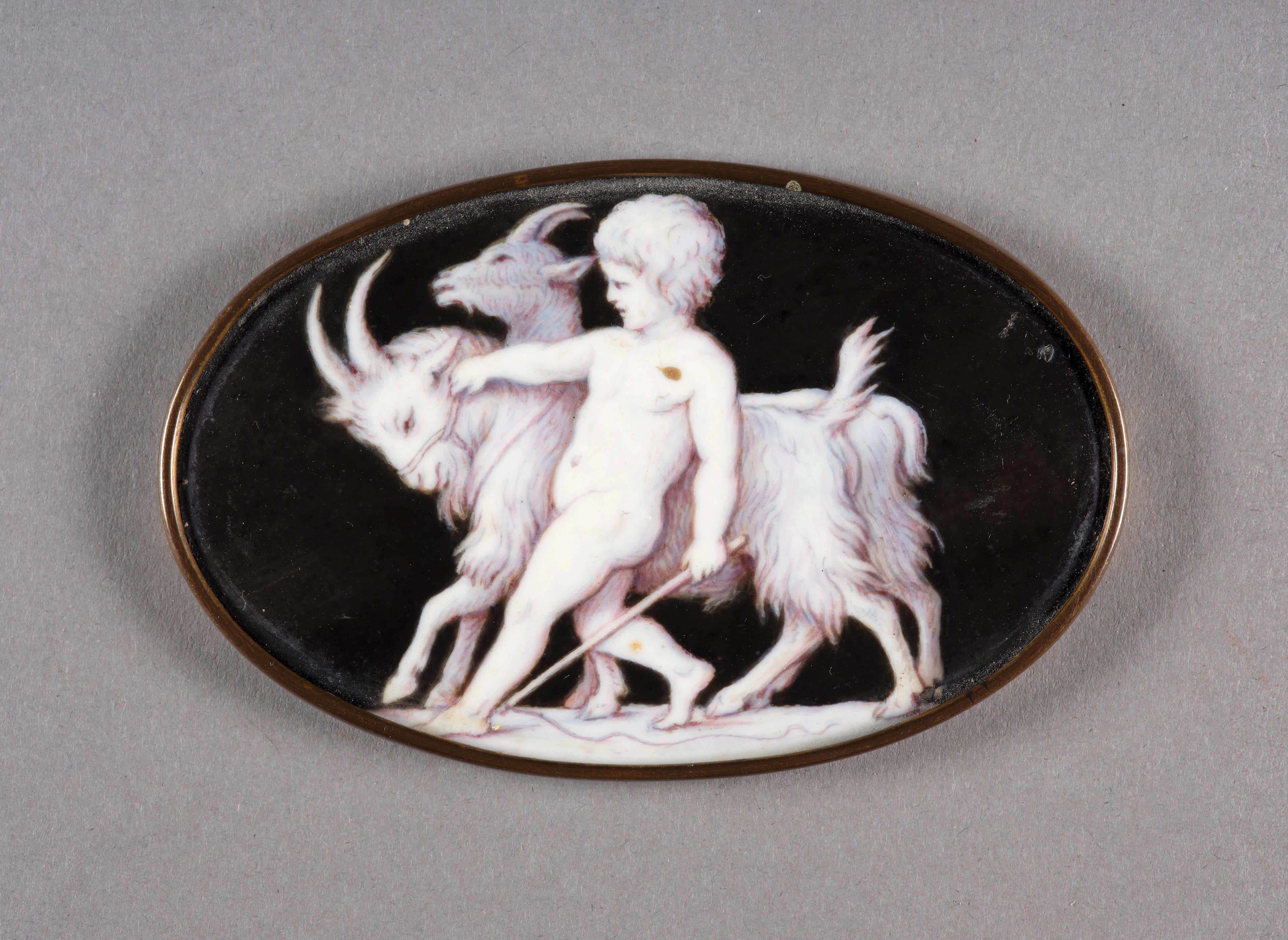 Médaillon ovale en porcelaine de Paris du XIXe siècle