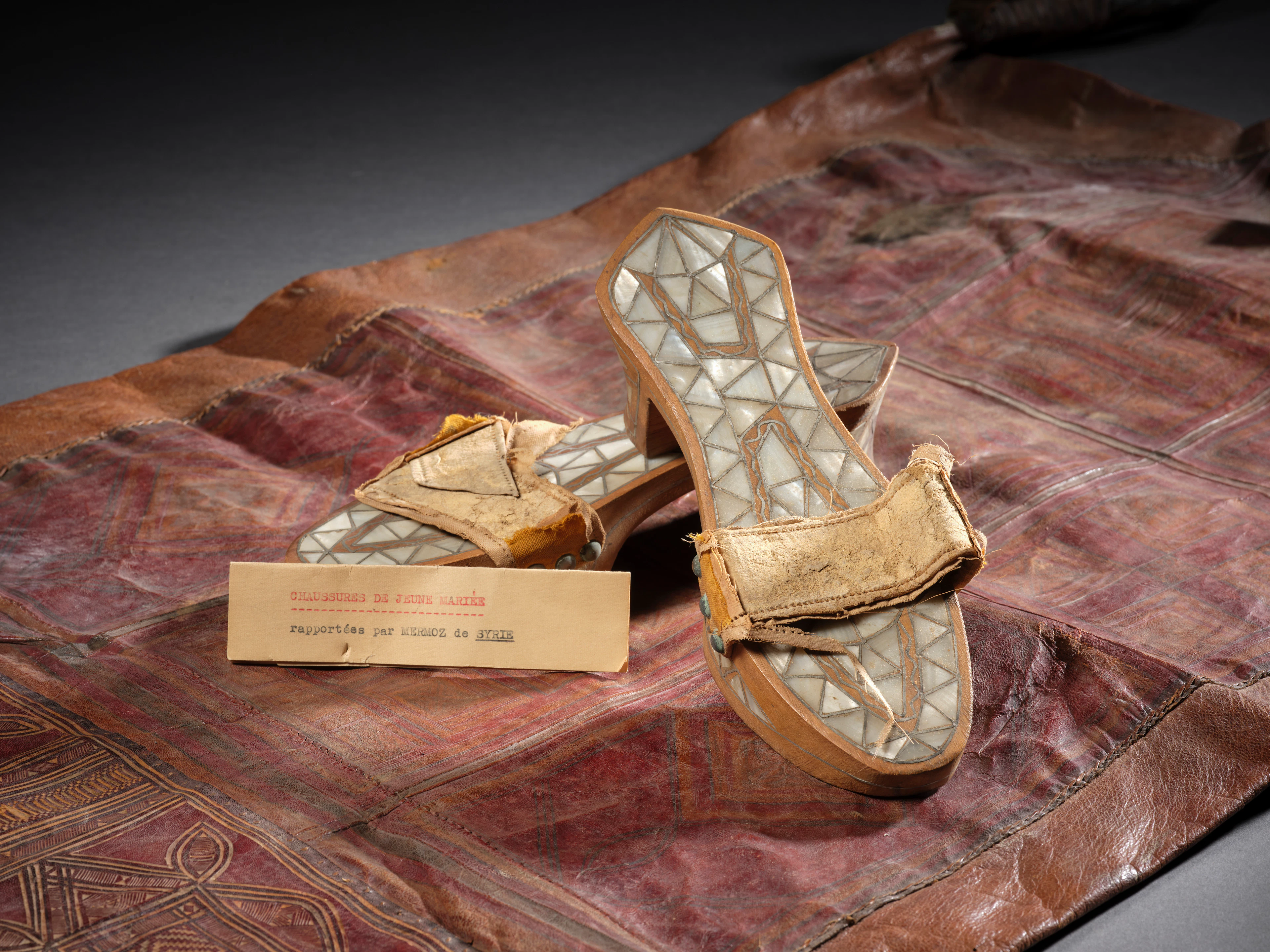 PAIRE DE CHAUSSURES DE JEUNE MARIÉE RAPPORTÉE PAR JEAN MERMOZ DE SYRIE