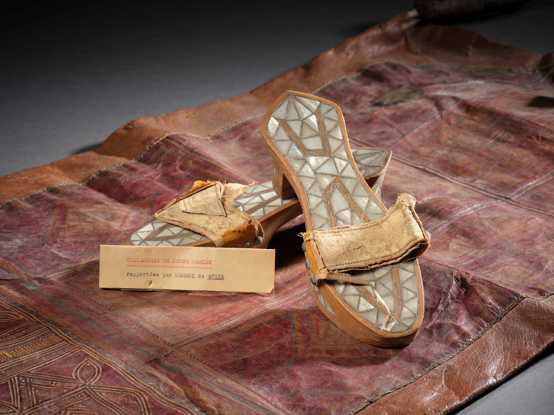 PAIRE DE CHAUSSURES DE JEUNE MARIÉE RAPPORTÉE PAR JEAN MERMOZ DE SYRIE