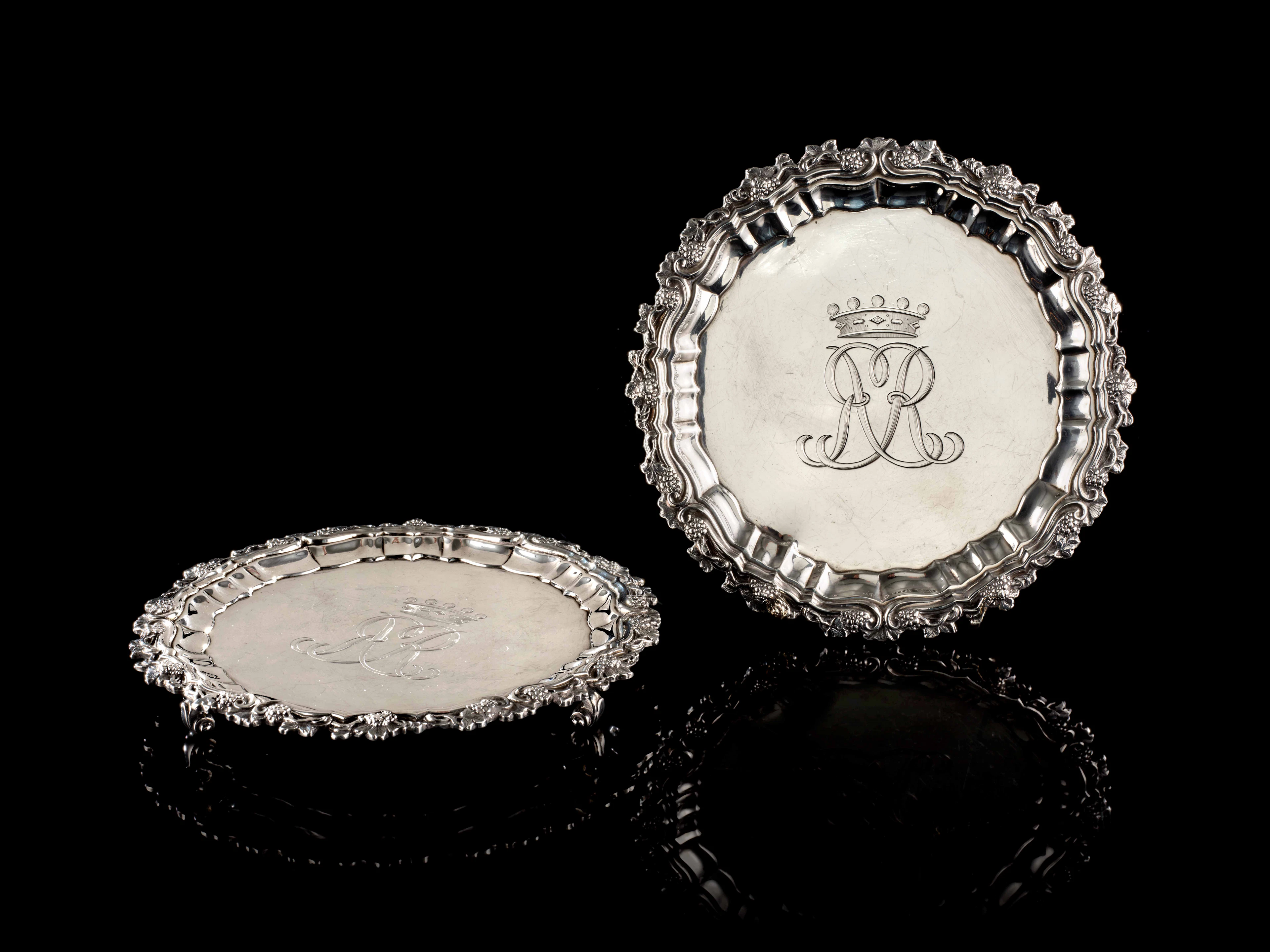 PAIRE DE DESSOUS DE CARAFES EN ARGENT