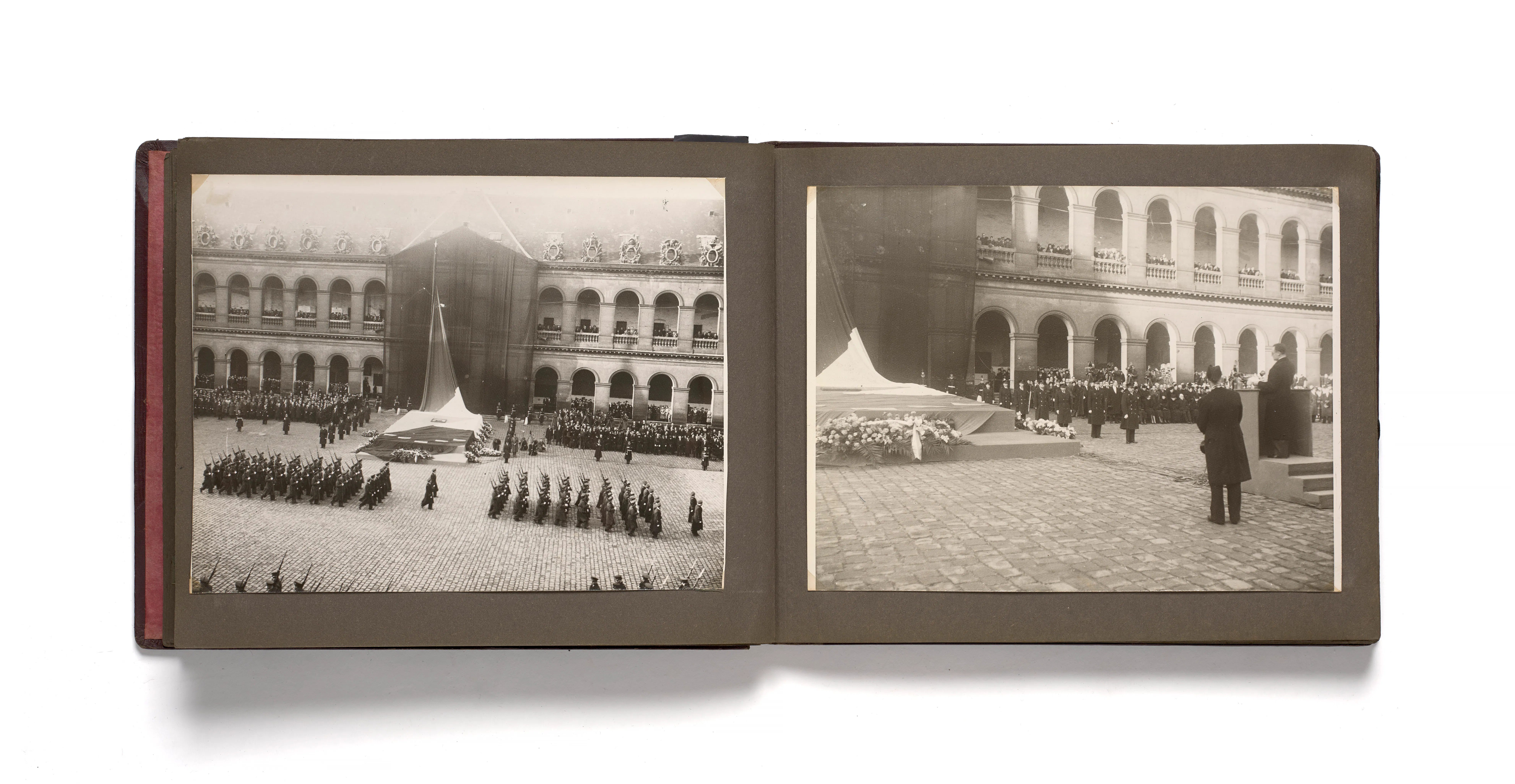 IMPORTANT ALBUM DE PHOTOGRAPHIES COMMEMORATIVES