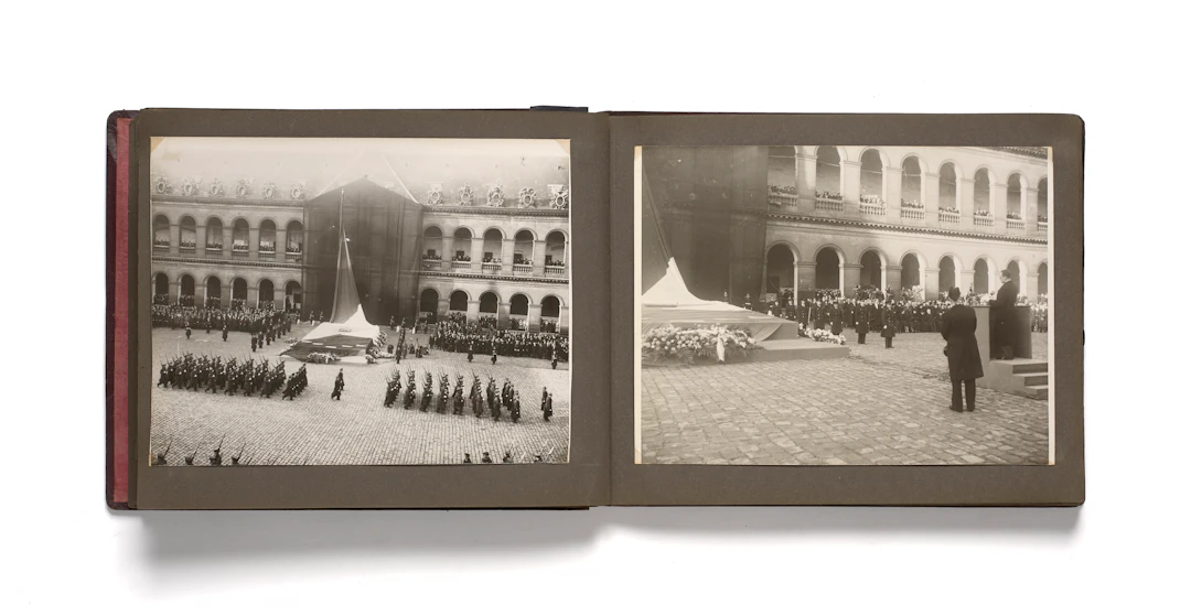 IMPORTANT ALBUM DE PHOTOGRAPHIES COMMEMORATIVES