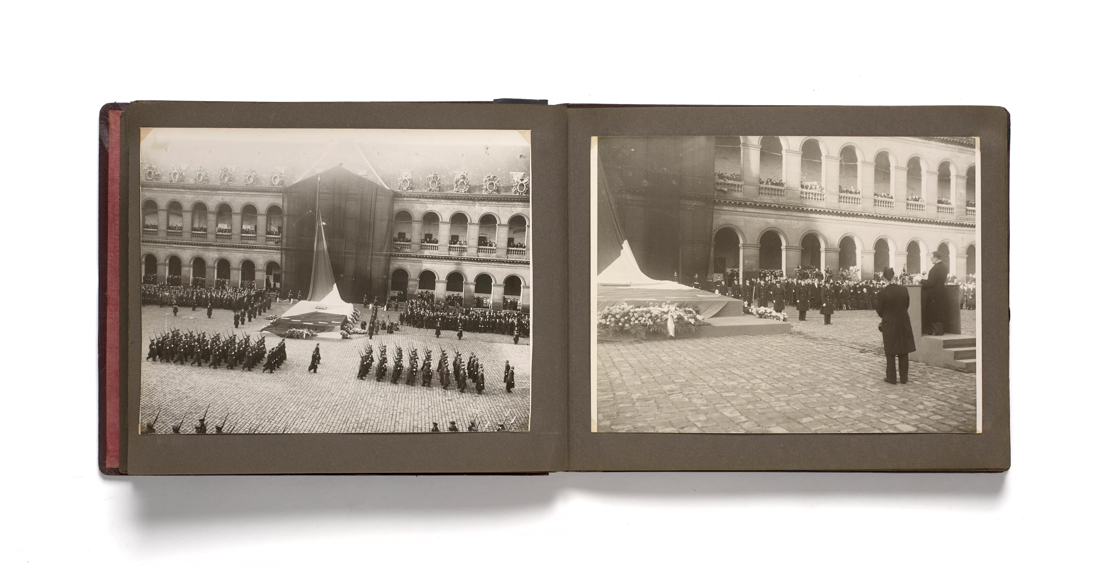 IMPORTANT ALBUM DE PHOTOGRAPHIES COMMEMORATIVES