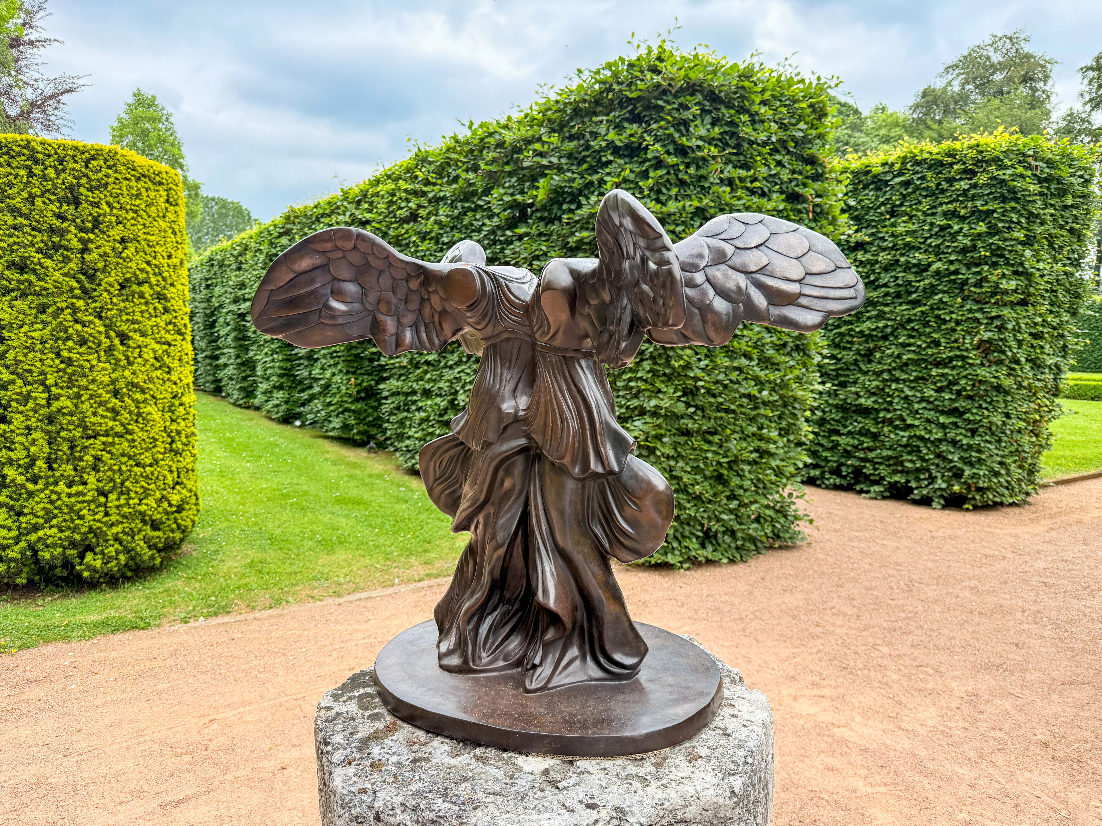 Les deux Nike, Lilith, La double victoire de Samothrace (hommage à
