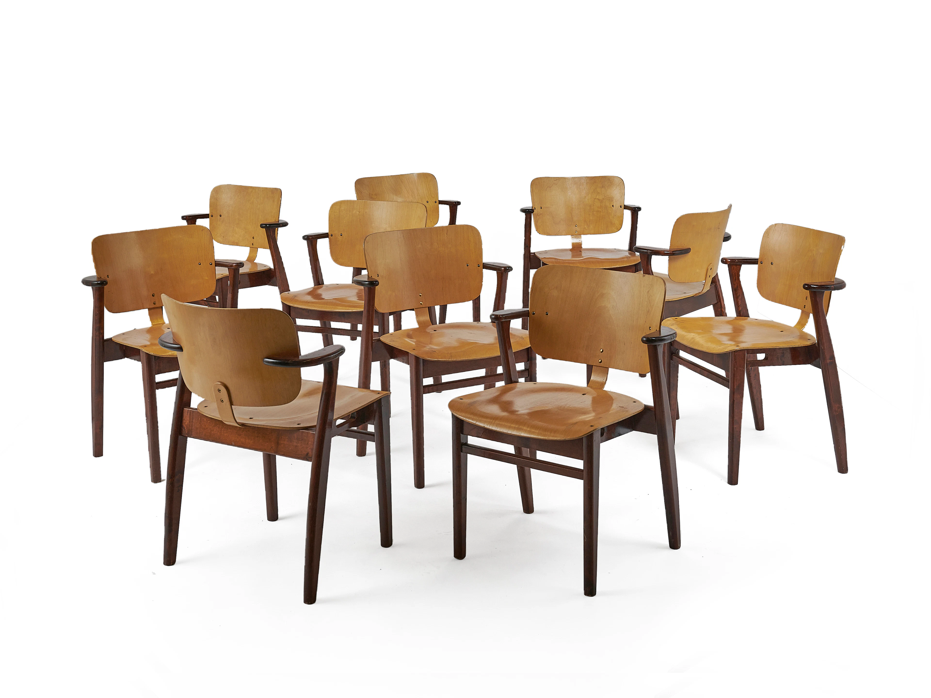 Ensemble de dix chaises "Domus" - modèle créé en 1946
