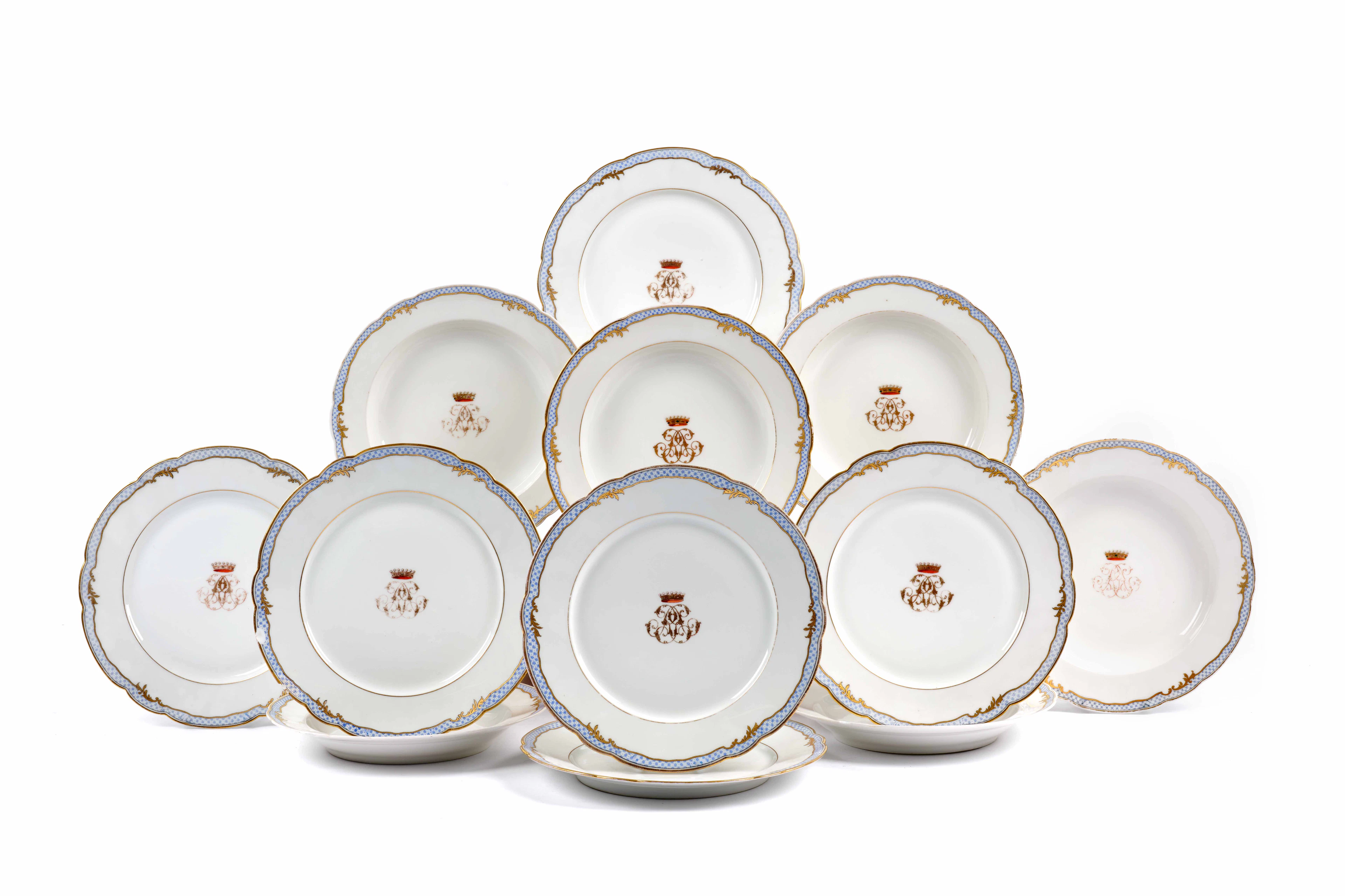 ENSEMBLE DE DOUZE ASSIETTES EN PORCELAINE DE PARIS DU XIXe SIÈCLE