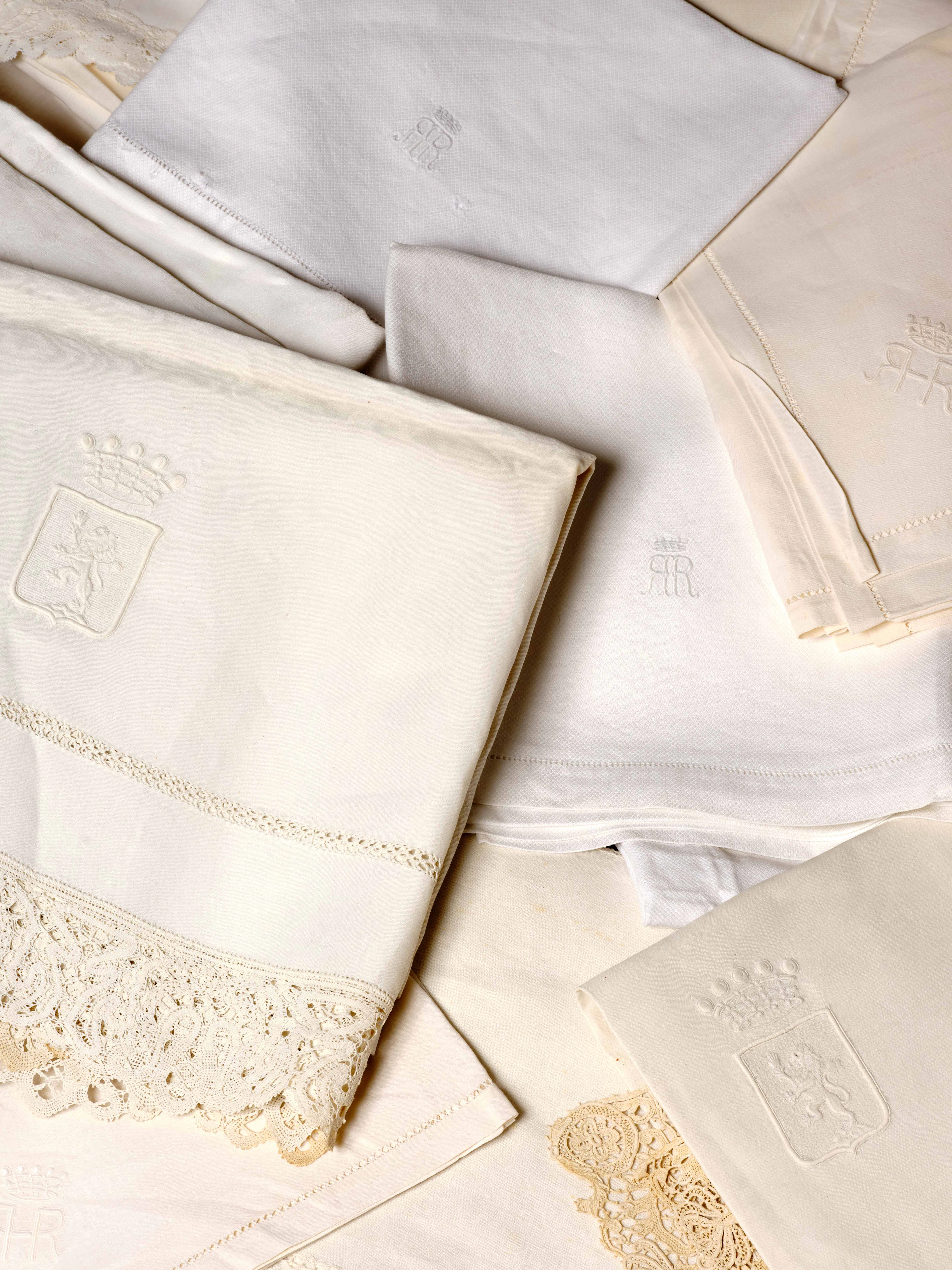 ENSEMBLE DE SERVIETTES, NAPPES, TORCHONS ET JUPES DE MEUBLE CHIFFRÉS ROTHSCHILD