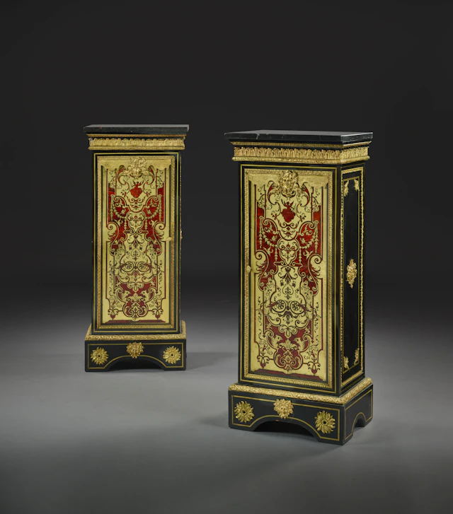 - PAIRE DE GAINES FORMANT ARMOIRES D'ÉPOQUE LOUIS XIV
