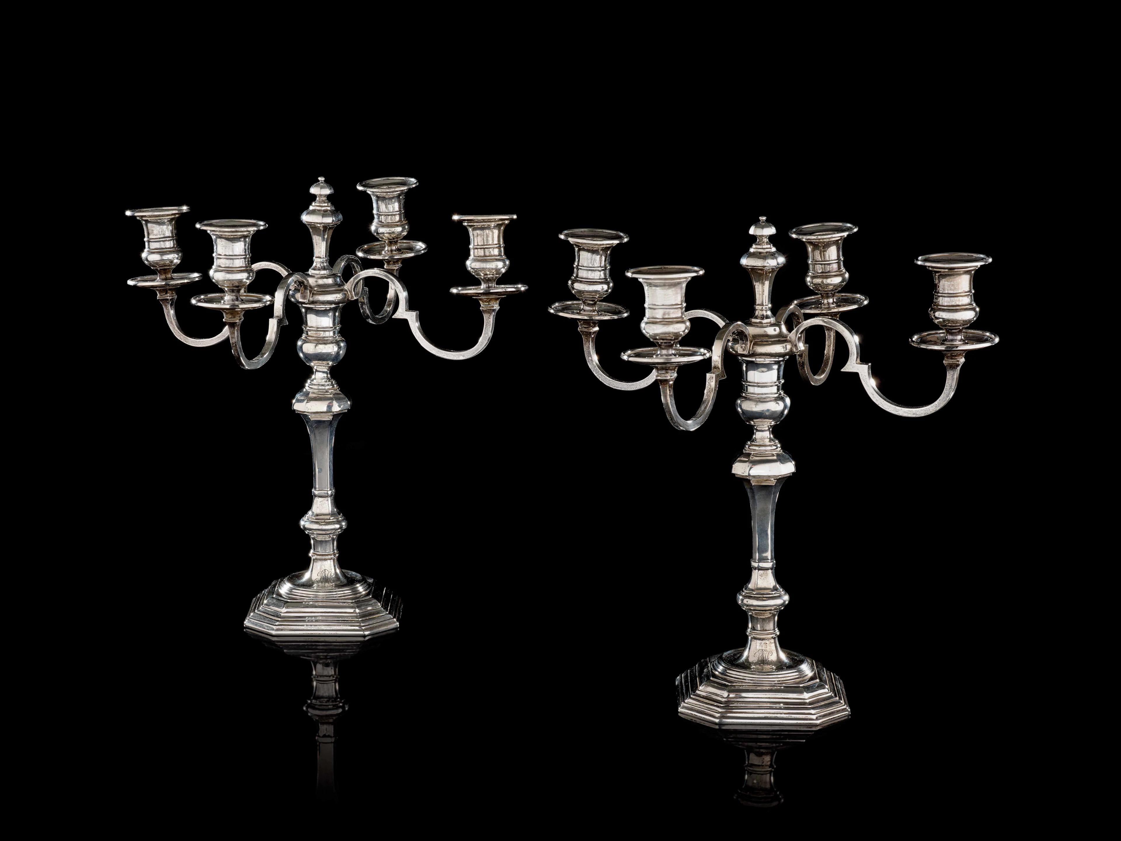 PAIRE DE CHANDELIERS EN ARGENT