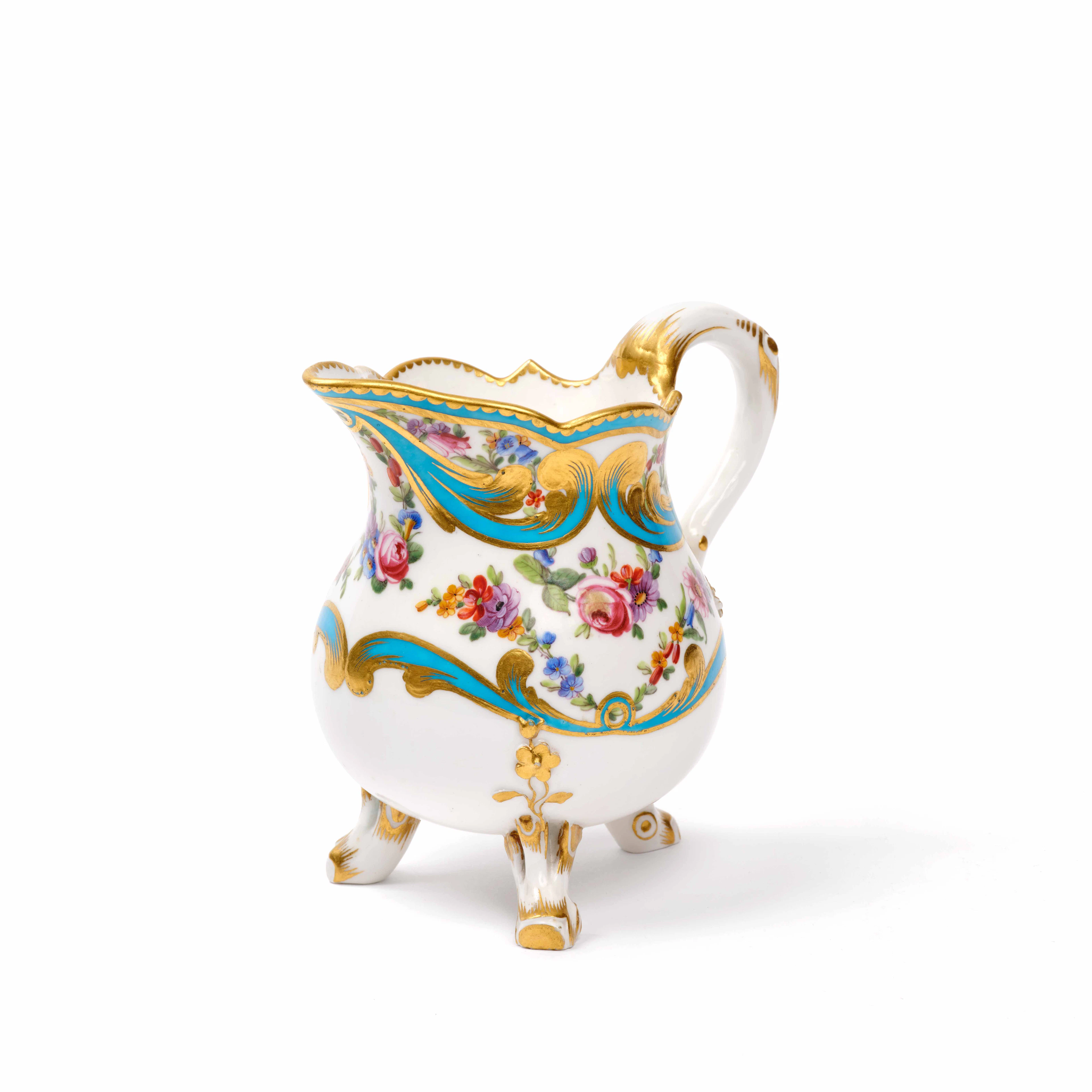 POT À LAIT À TROIS PIEDS EN PORCELAINE TENDRE DE SÈVRES, DATÉ 1780