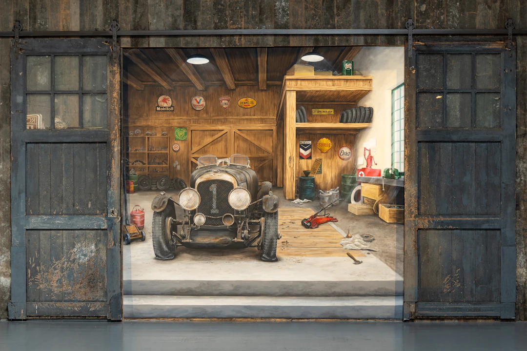Decorative display set: a Bentley Speed Six in its garage No reserve