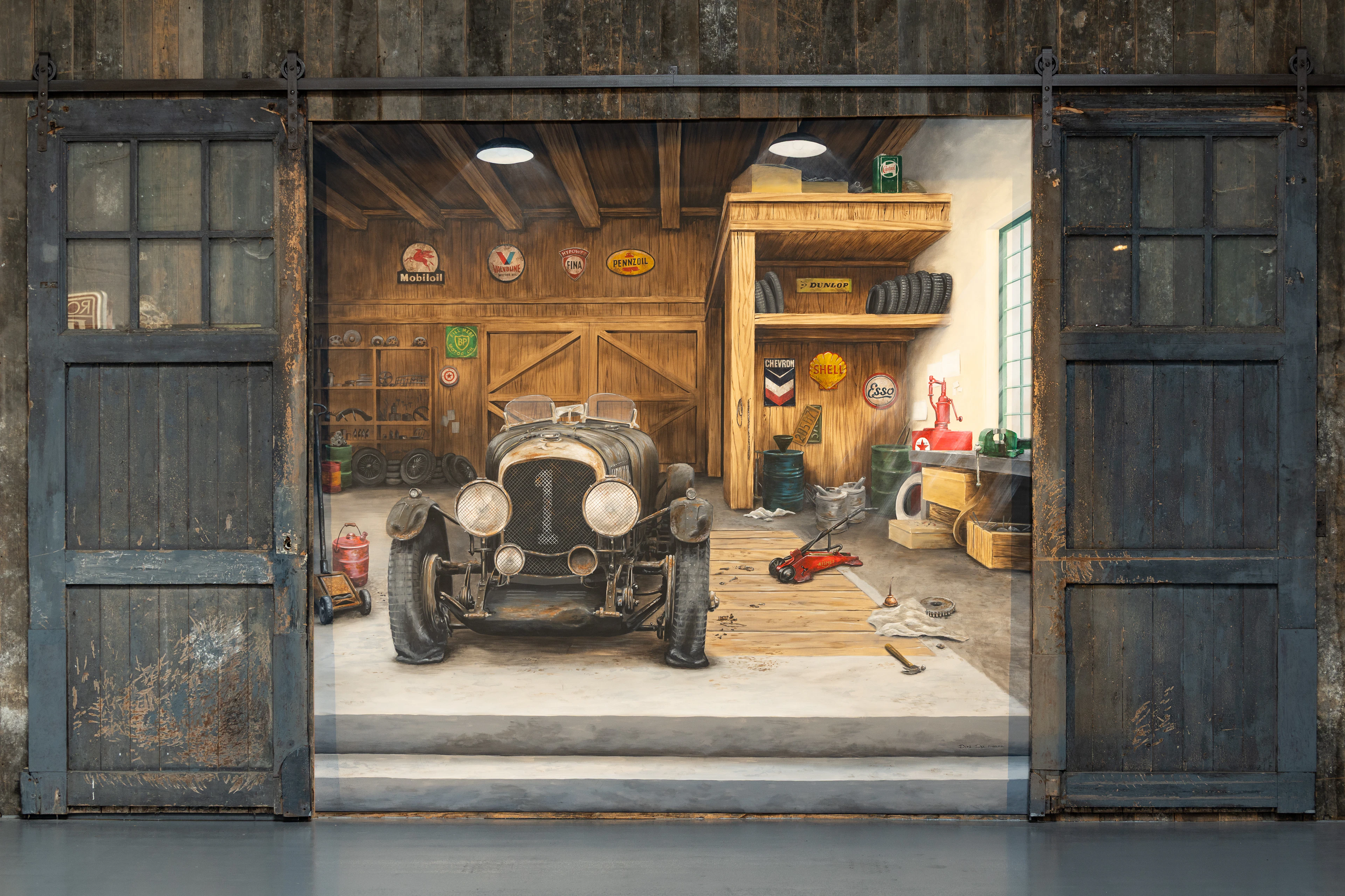 Decorative display set: a Bentley Speed Six in its garage No reserve