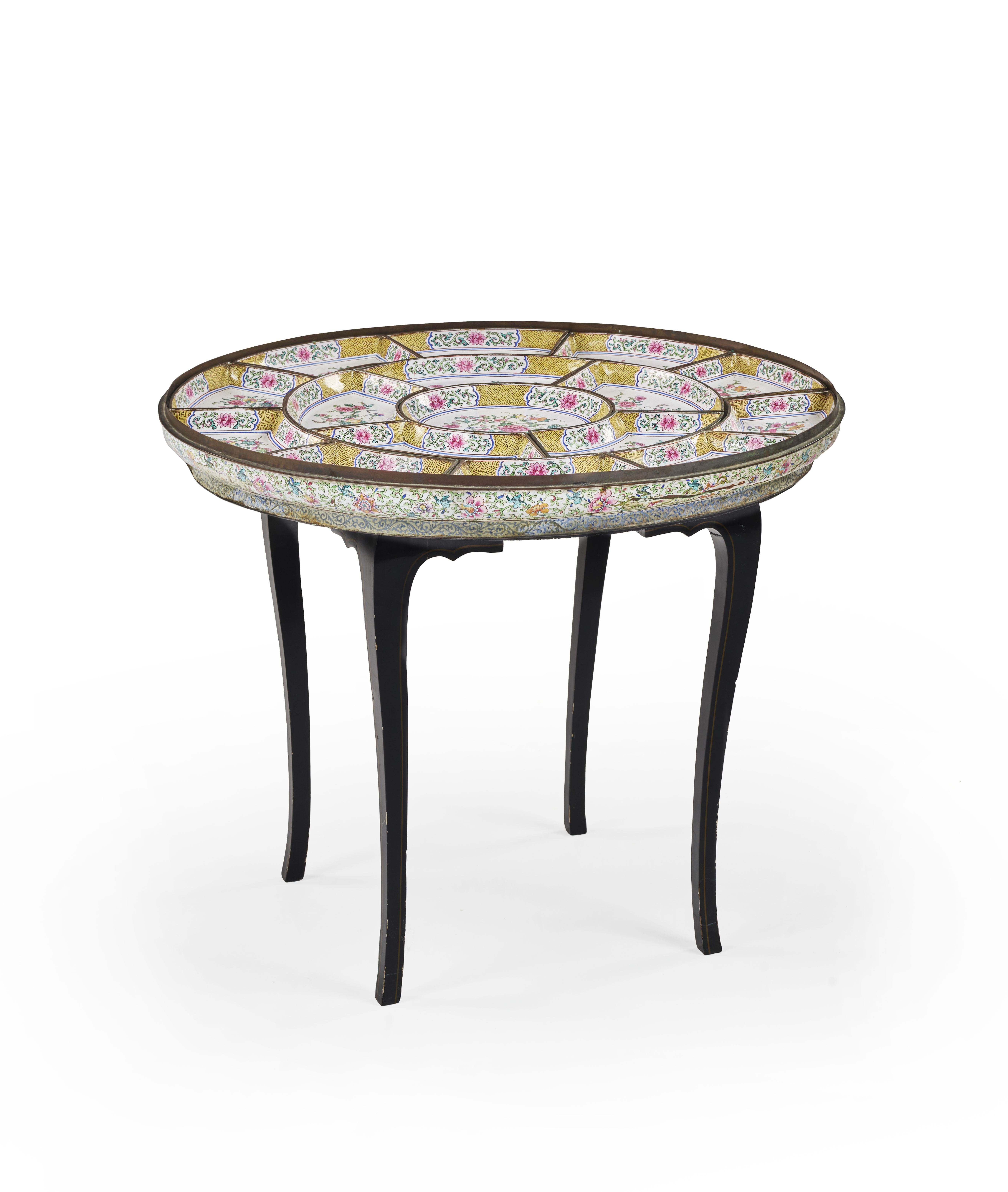 ENSEMBLE DE PLATS À SUCRERIES EN CUIVRE ET ÉMAUX PEINTS, Chine, dynastie