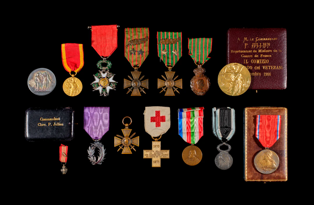 ENSEMBLE DE TREIZE DÉCORATIONS ET ORDRES DE CHEVALIERIE