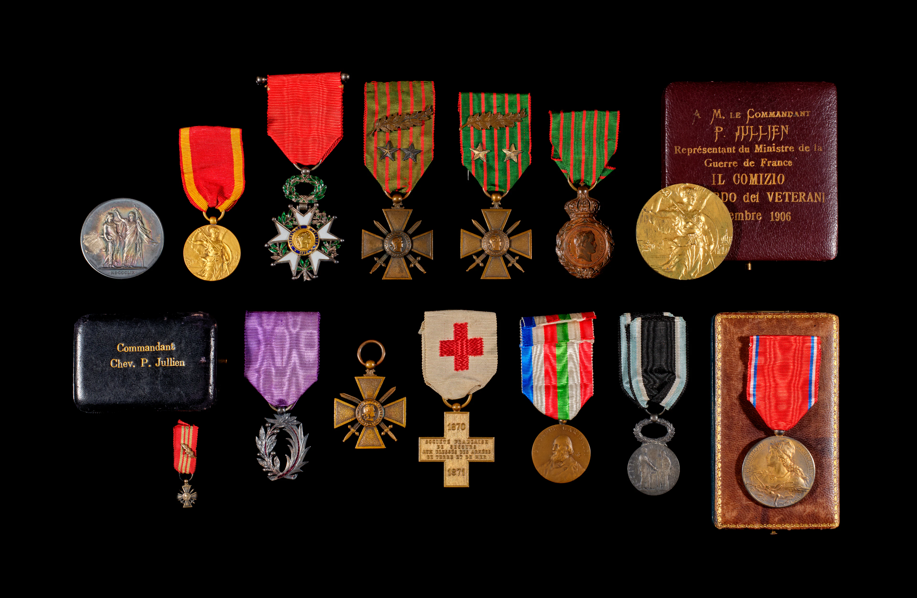 ENSEMBLE DE TREIZE DÉCORATIONS ET ORDRES DE CHEVALIERIE