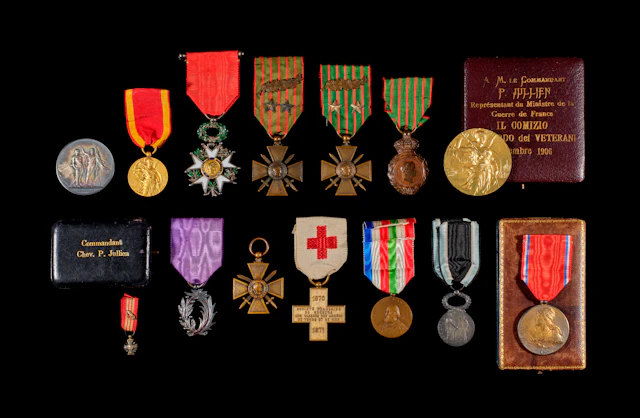ENSEMBLE DE TREIZE DÉCORATIONS ET ORDRES DE CHEVALIERIE