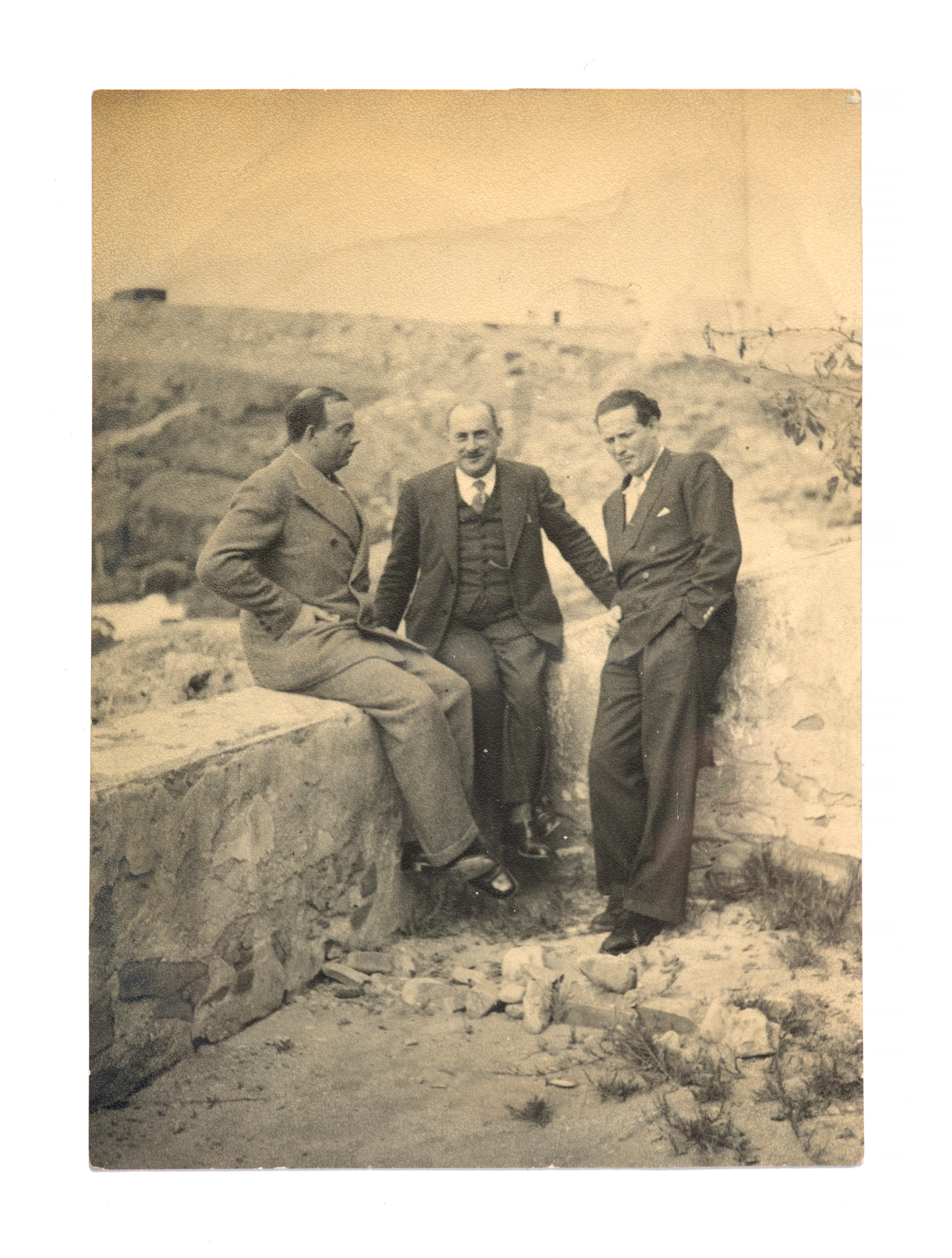 TRÉS RARE PHOTOGRAPHIE RÉUNISSANT SAINT-EXUPÉRY ET JEAN MERMOZ, PROVENANT