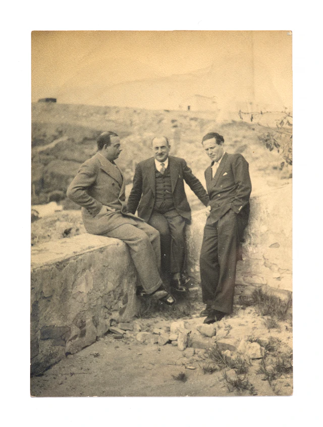 TRÉS RARE PHOTOGRAPHIE RÉUNISSANT SAINT-EXUPÉRY ET JEAN MERMOZ, PROVENANT